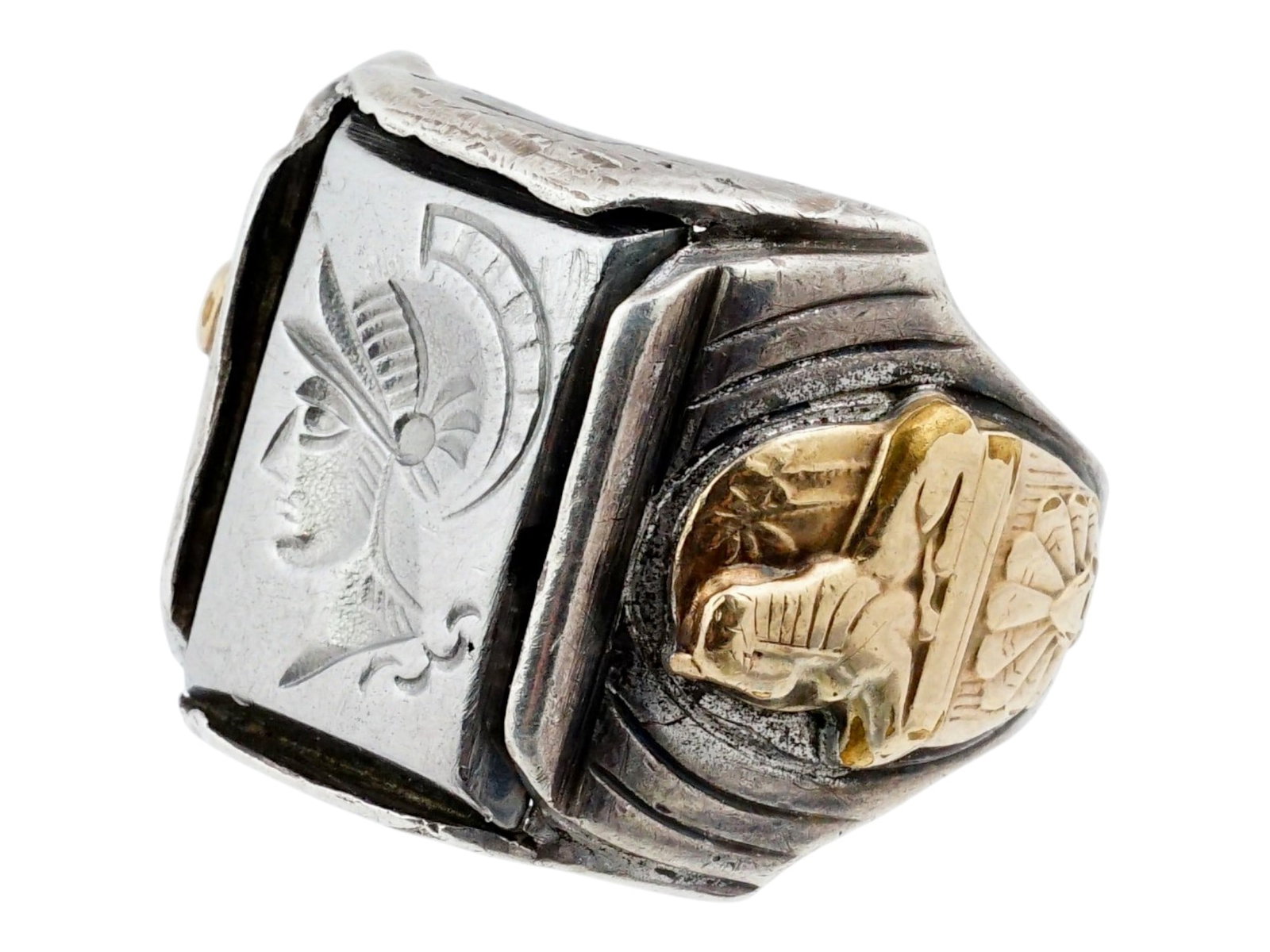 ART DECO STYLE MENS STERLING SILVER SIGNET RING: A vintage Art Deco manner Sterling Silver mens signet ring. The ring features a design representing a portrait of a Roman warrior, crafted using the intaglio technique. The profile of a helmeted Roman