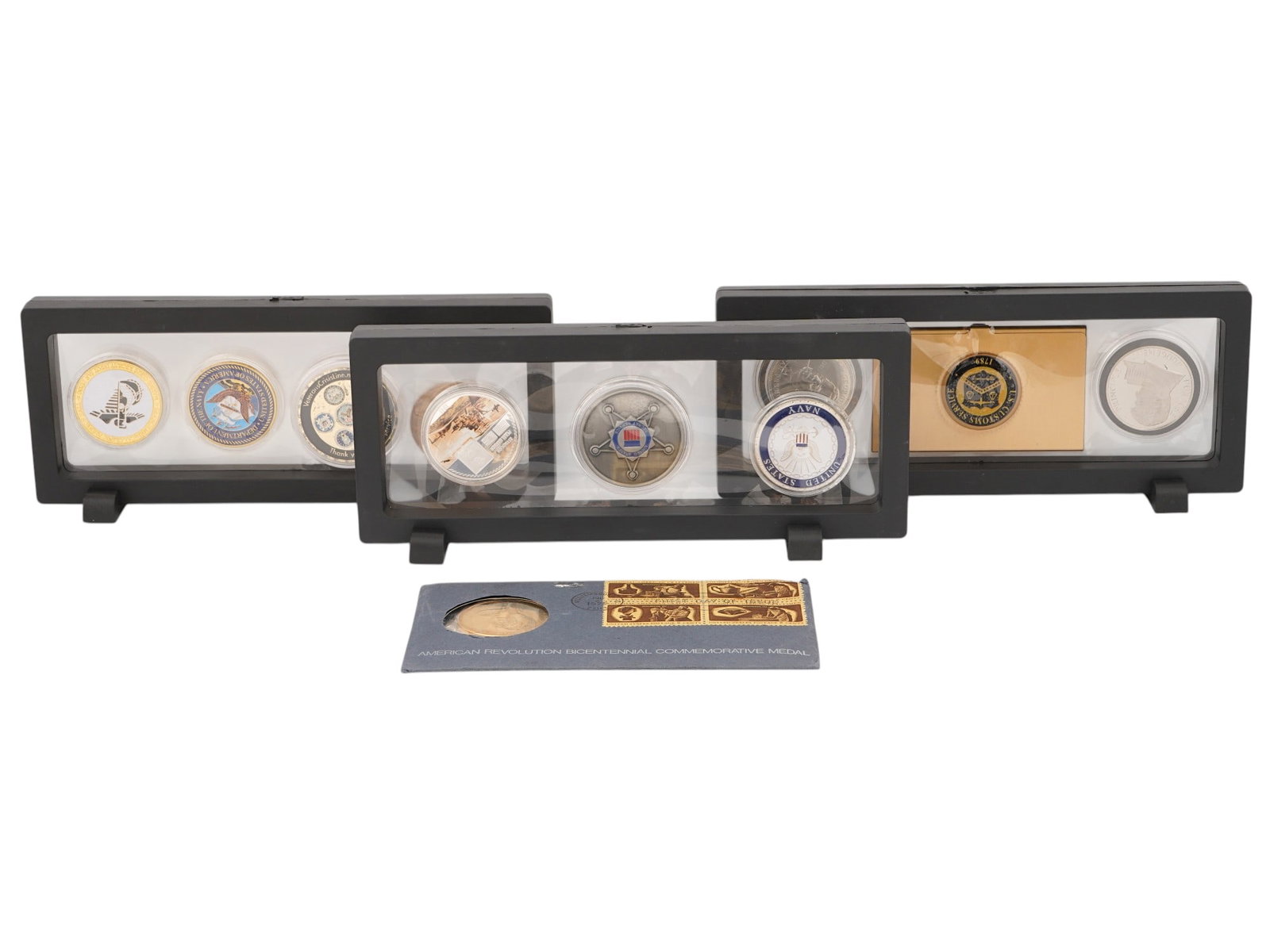COLLECTION OF US COMMEMORATIVE MEDALS AND CHALLENGE COINS: A collection of U.S. commemorative medals and challenge coins features several historically significant pieces from various eras of American history. The lot includes an American Revolution Bicentenni