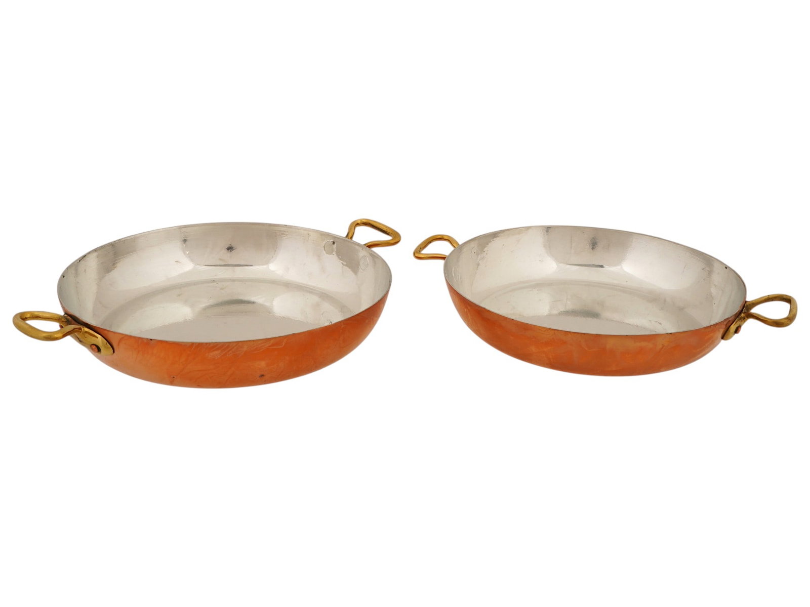 VINTAGE AMERICAN COPPER SERVING SAUTE PANS BY WALDOW: A pair of vintage American copper serving or saute pans by Waldow. Each pan features a warm copper exterior with a tinned interior and dual brass handles. Hallmarked Waldow, Brooklyn, New York. Dating