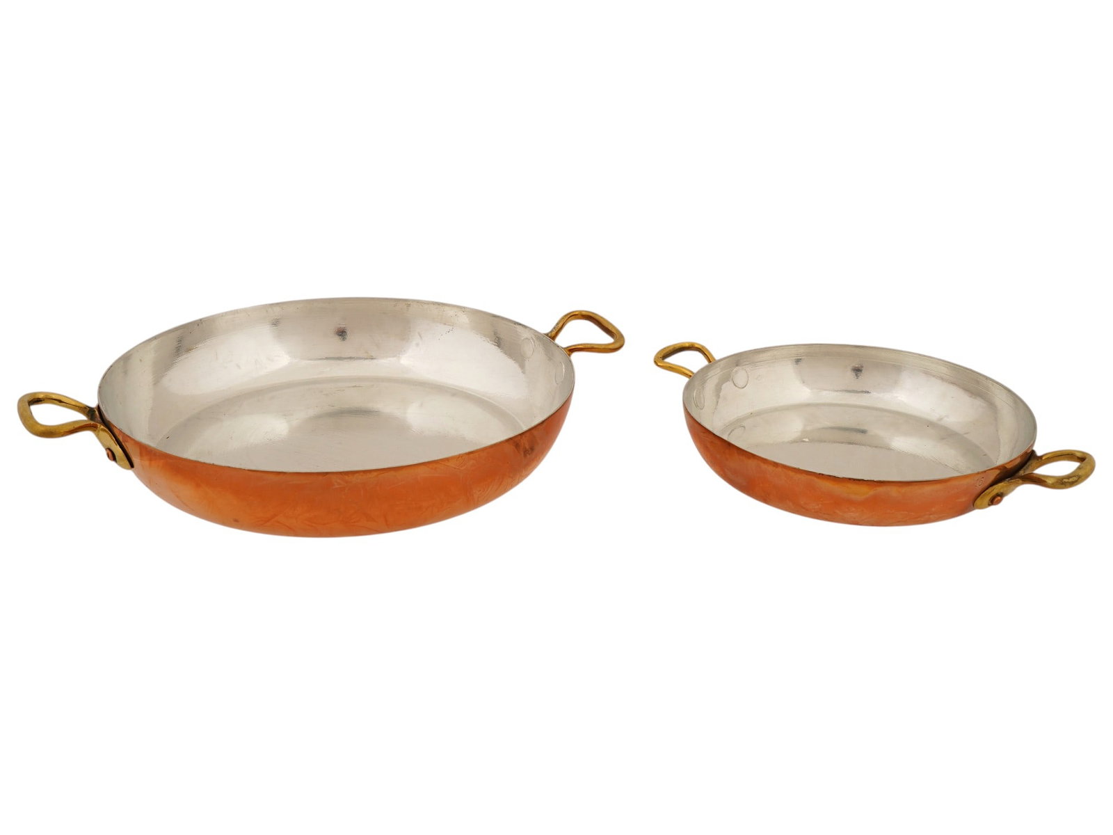 VINTAGE AMERICAN COPPER SERVING SAUTE PANS BY WALDOW: Two vintage American copper serving or saute pans by Waldow, of various sizes. Each pan features a warm copper exterior with a tinned interior and dual brass handles. Hallmarked Waldow, Brooklyn, New 