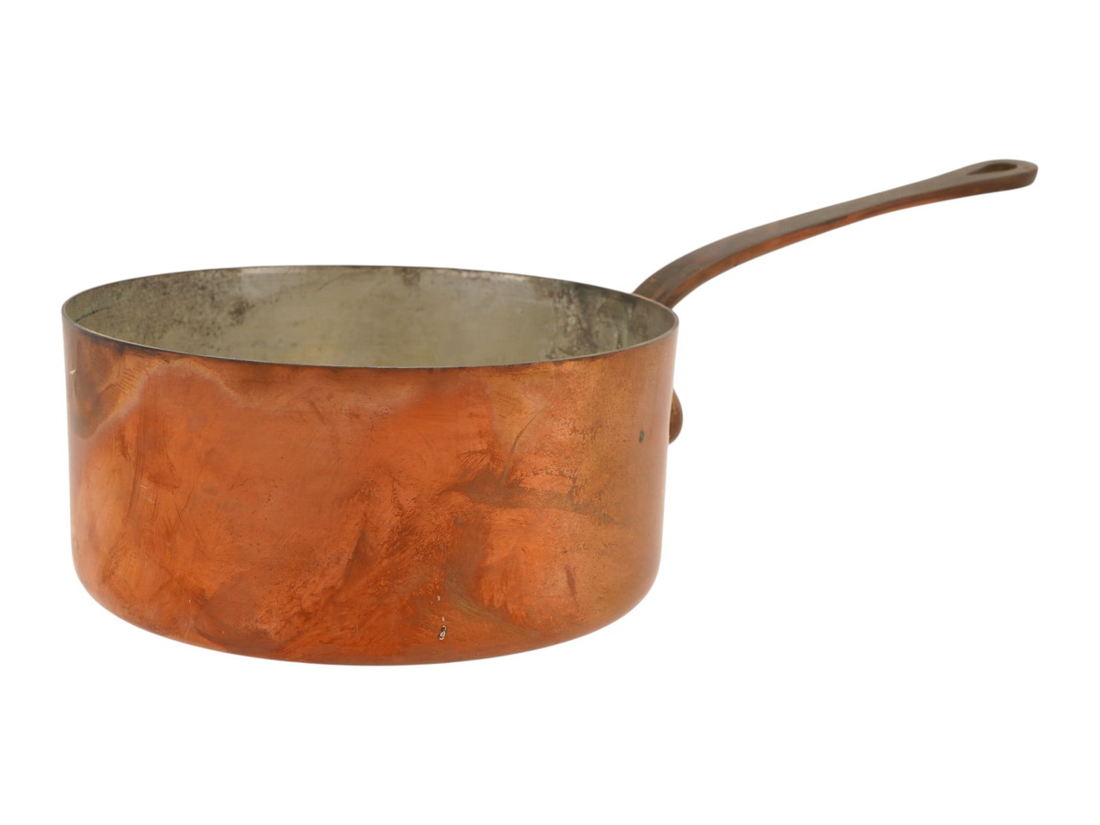 VINTAGE AMERICAN COPPER SAUCEPAN BY WALDOW: A vintage American copper saucepan by Waldow, crafted in the traditional utilitarian style. The piece features a warm hand-hammered copper body with a long curved handle and a tinned interior. Hallmar