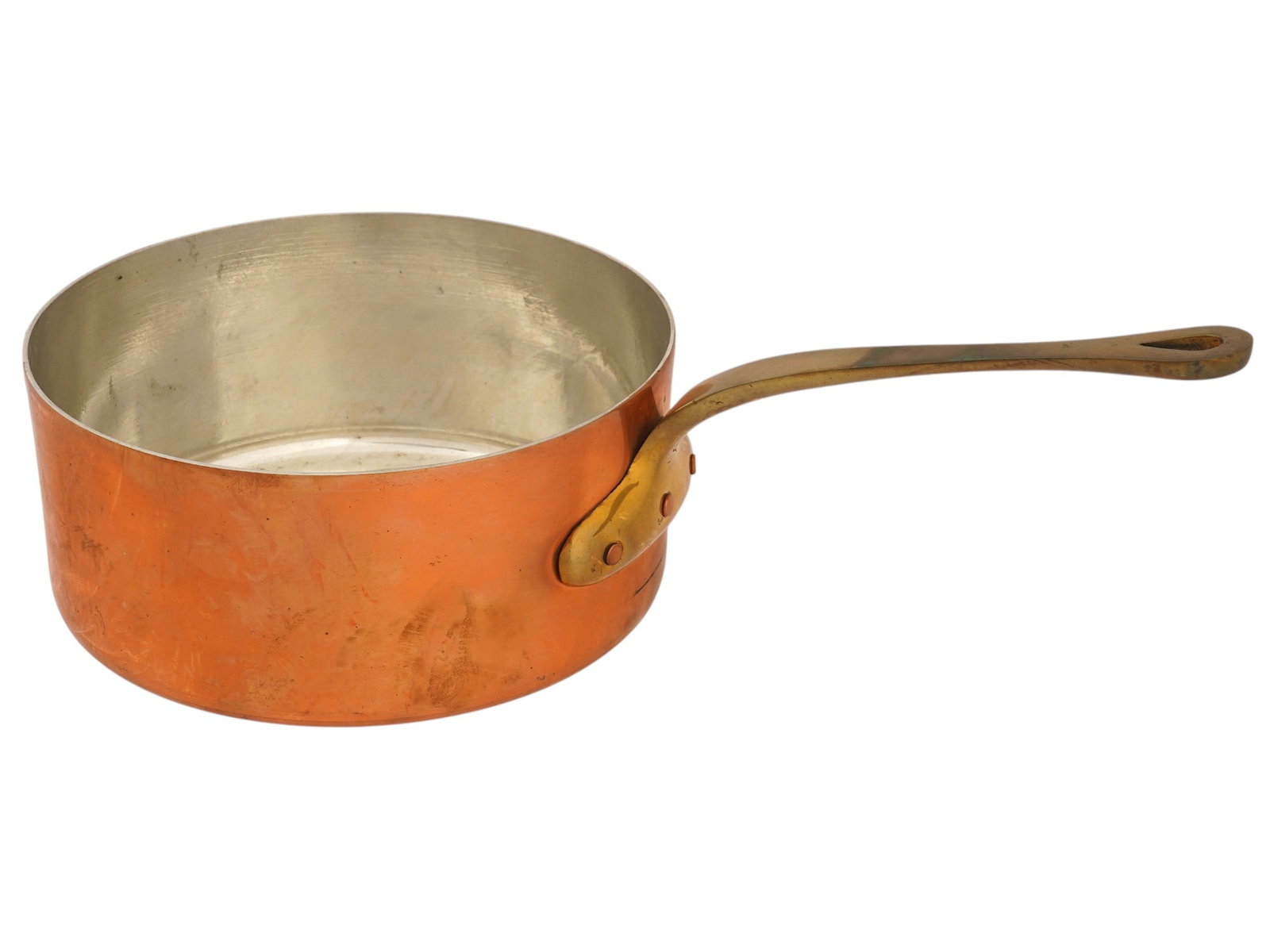 VINTAGE MID CENTURY WALDOW BROOKLYN COPPER SAUCEPAN: A vintage Waldow Brooklyn copper saucepan, a highly regarded piece of American cookware produced by the Thomas Bruno Waldow Company in Brooklyn, New York. Constructed from heavy-gauge copper, the pot 