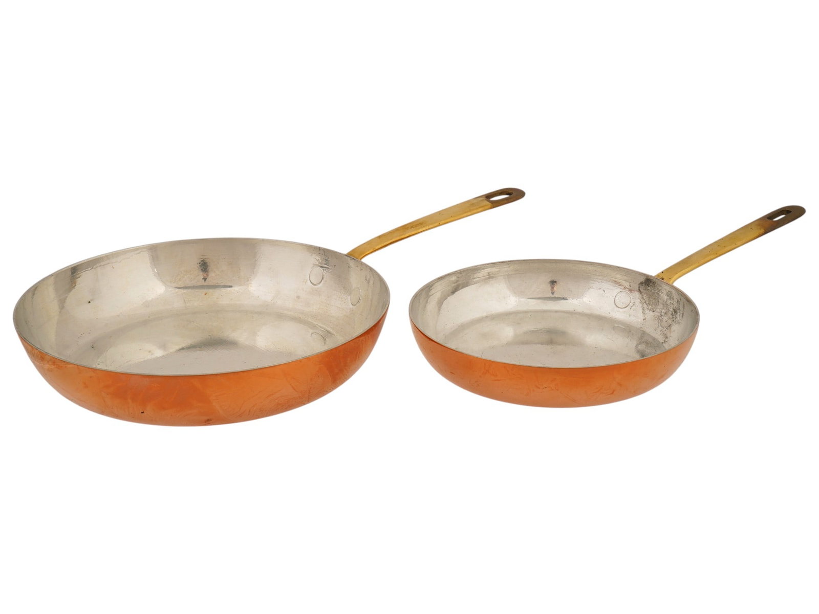 PAIR OF VINTAGE WALDOW BROOKLYN COPPER SAUTE PANS: A pair of vintage Waldow Brooklyn copper skillets or saute pans produced by the Thomas Bruno Waldow Company in Brooklyn, New York. Constructed from heavy-gauge copper, the pans feature a sturdy cast b