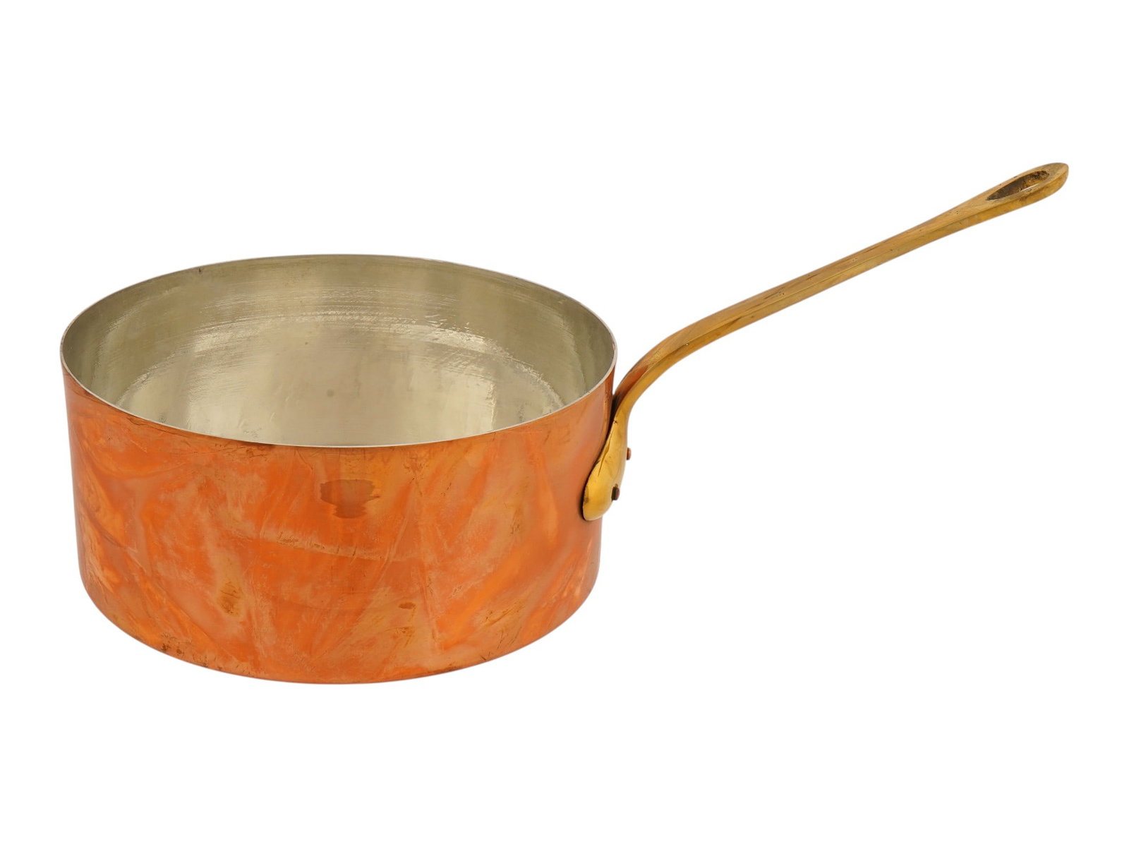 VINTAGE WALDOW BROOKLYN COPPER SAUCEPAN: A vintage Waldow Brooklyn copper saucepan, a highly regarded piece of American cookware produced by the Thomas Bruno Waldow Company in Brooklyn, New York. Constructed from heavy-gauge copper, the piec