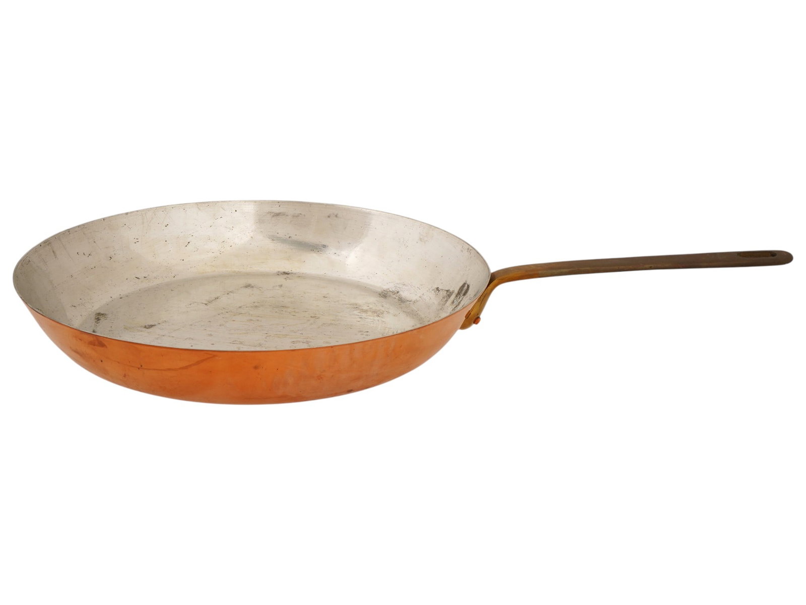VINTAGE AMERICAN WALDOW BROOKLYN NY COPPER PAN: A vintage copper pan, a product of Waldow, a manufacturer formerly based in Brooklyn, New York, recognized for producing professional grade kitchenware. The pan features a traditional round form with 