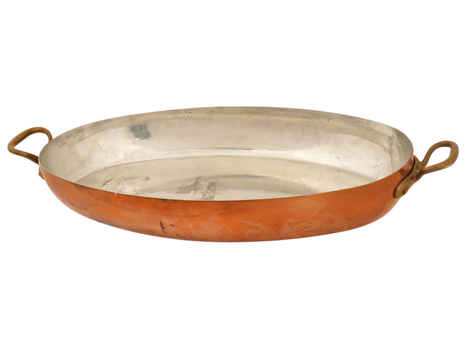 AMERICAN WALDOW BROOKLYN NY COPPER PAN W HANDLES: A vintage oval gratin pan, a product of Waldow, a renowned manufacturer formerly based in Brooklyn, New York. Constructed from heavy gauge copper, the piece features a traditional tin lined interior d