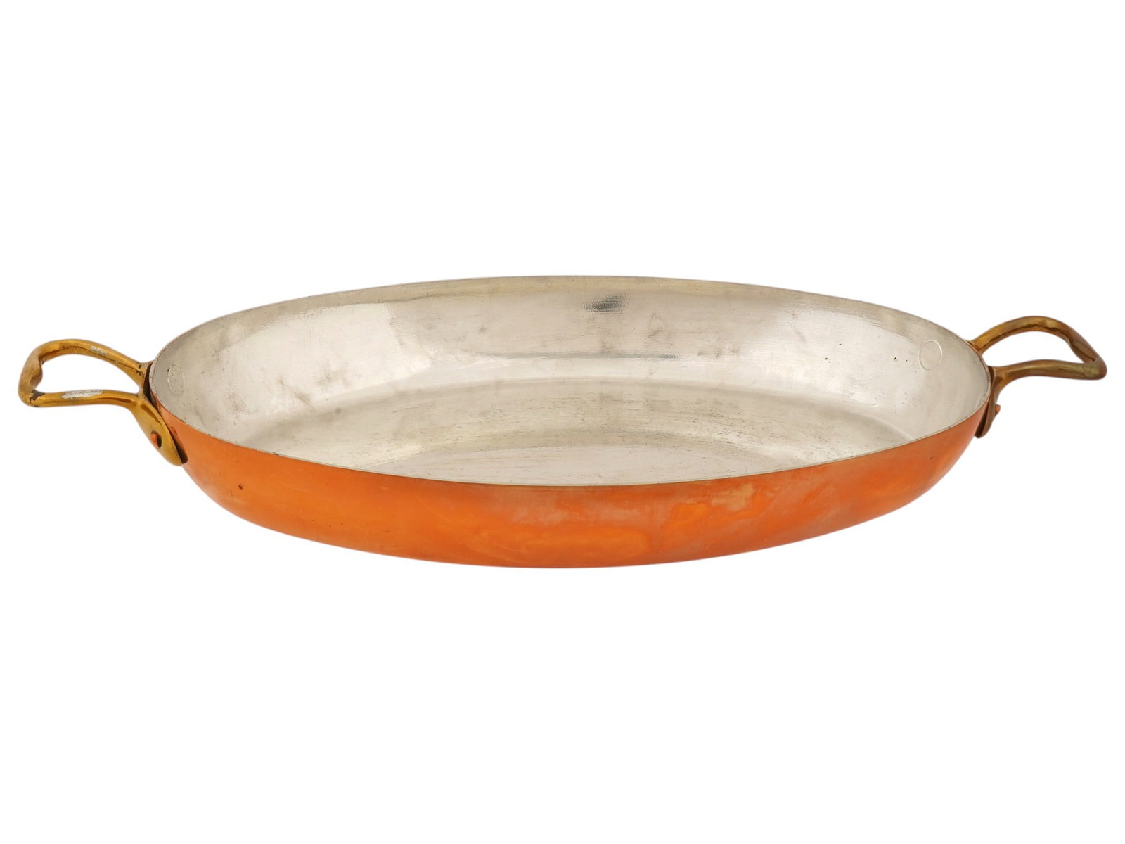 AMERICAN WALDOW BROOKLYN NY COPPER PAN W HANDLES: A vintage oval gratin pan, a product of Waldow, a renowned manufacturer formerly based in Brooklyn, New York. Constructed from heavy gauge copper, the piece features a traditional tin lined interior d