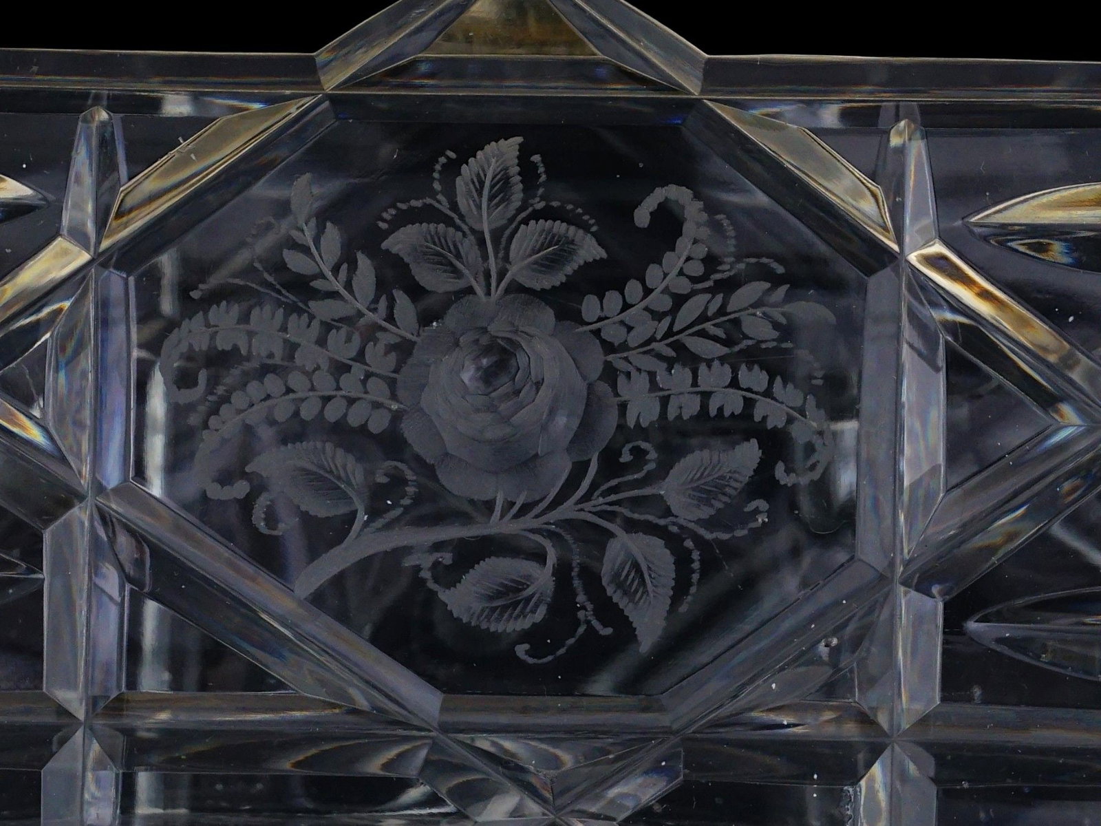 RECTANGULAR SHAPED COVERED CUT CRUSTAL GLASS BOX - 10