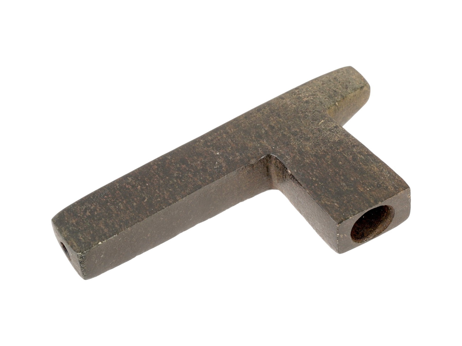 AMERICAN GEORGIA REGION HAND CARVED STEATITE PIPE HEAD: An American pipe head. The ware is carved from dark grey steatite, featuring a traditional T shaped configuration with a rectangular stem and a vertical bowl. The piece demonstrates hand tooled crafts