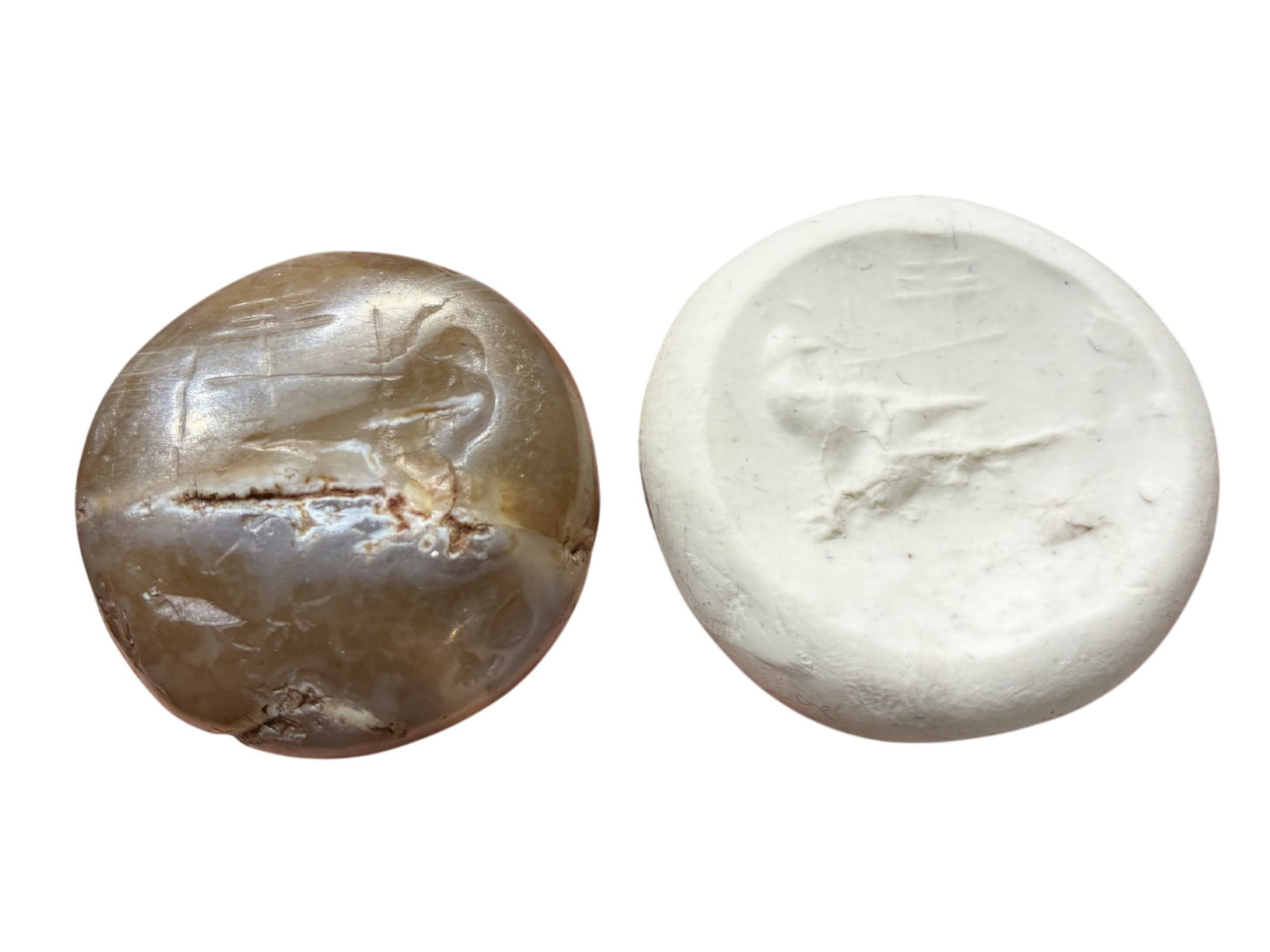 ANCIENT SASANIAN AGATE DOMED STAMP SEAL WITH BIRD & TAMGA: A substantial Ancient Near Eastern carved agate domed stamp seal, dating to the Sasanian Empire (circa 3rd–7th Century AD). Carved from a handsome, thick piece of banded caramel and white agate, the