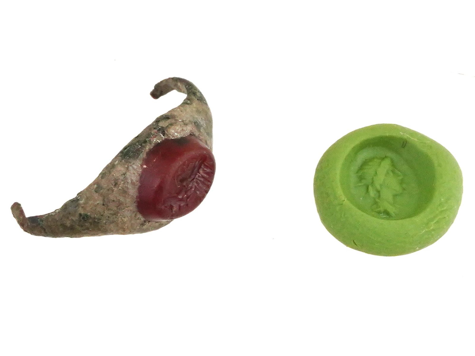 ANCIENT ROMAN ENGRAVED INTAGLIO ON FRAGMENT RING: An ancient Roman ring fragment, dating from 100 to 300 AD, features an intaglio engraved with the head of Aphrodite. Ancient Roman Rings, Museum Pieces And Jewelry Collectibles. THIS LOT IS ELI