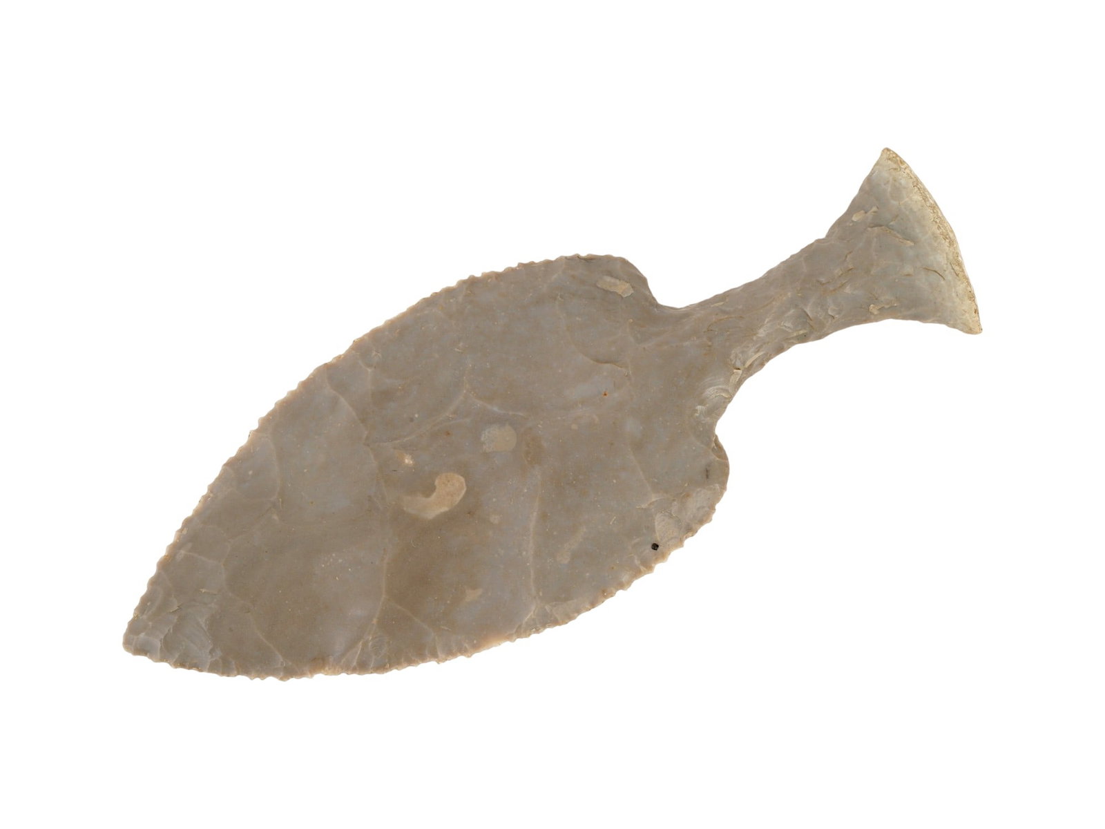 ANCIENT LATE NEOLITHIC FISHTAIL FLINT DAGGER FLINTDOLK: An ancient Late Neolithic Danish manner fishtail flint dagger or flintdolk. The piece features a broad, lanceolate blade that tapers to a sharp point, transitioning into a narrow neck and a distinctiv
