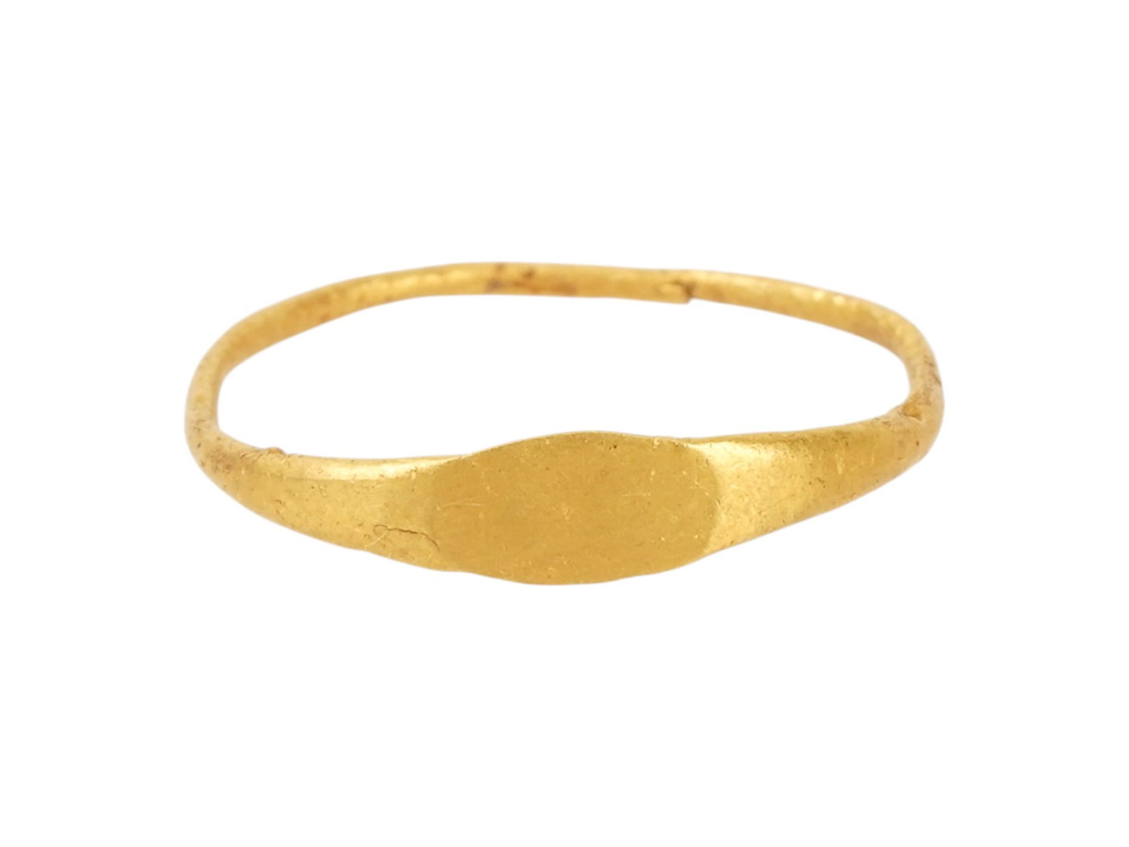 ANCIENT ROMAN SOLID GOLD RING CIRCA 100 TO 300 AD: An ancient Roman solid gold ring dating from 100 to 300 AD. The smooth ring with a flat oval top and no pattern. Ancient Rings And Jewelry Collectibles, Archaeological Pieces . Total weight 0.45g.