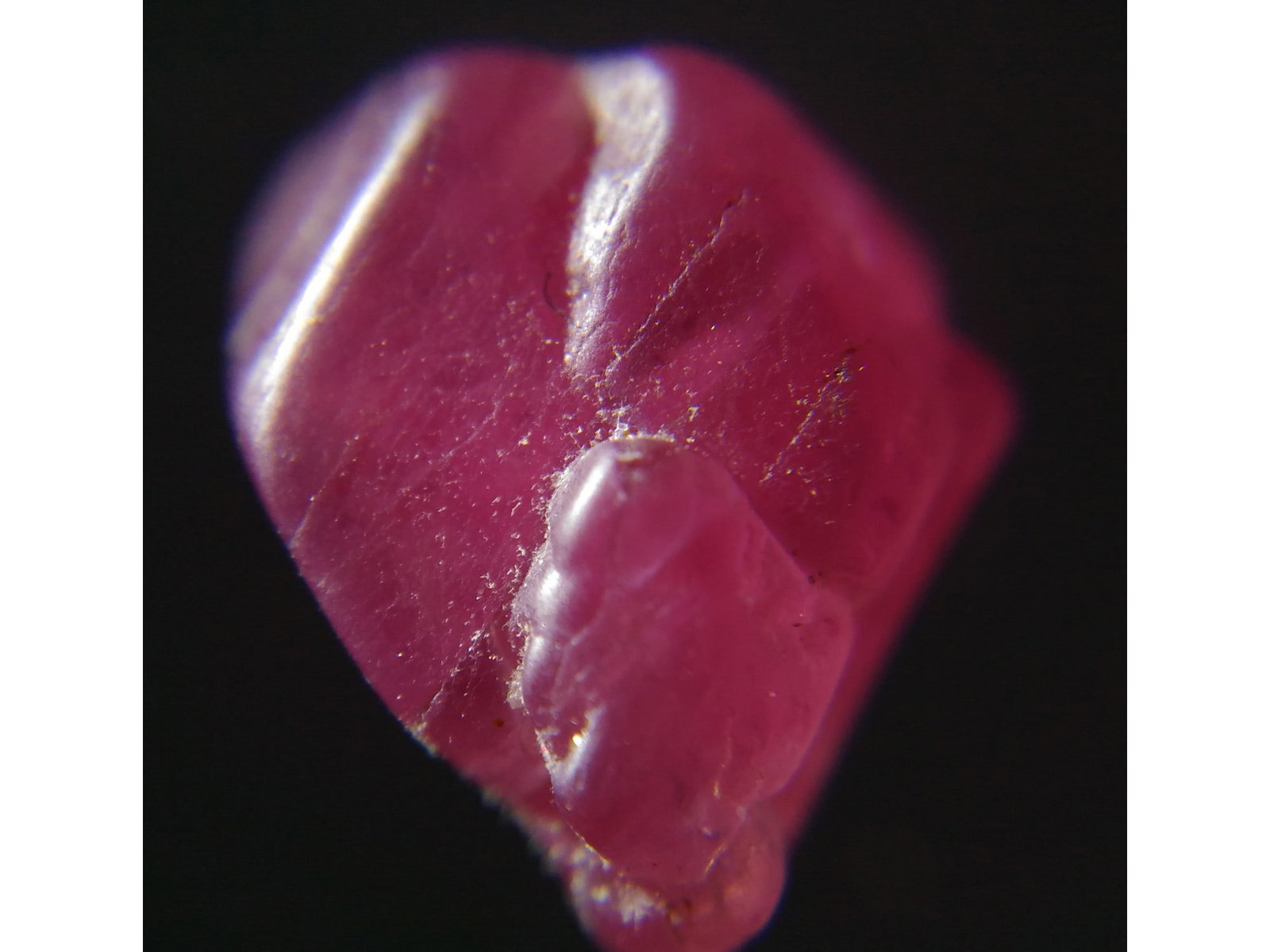 SPINEL - UNTREATED GEMSTONE: Red, octahedral spinel with rounded faces. Weight: 0.47 grams / 2.35 ct. Origin: Mogok township. Mandlay region, Myanmar. (SPI3/4) THIS LOT QUALIFIES FOR A 30-DAY UNCONDITIONAL RETURN FROM THE DATE