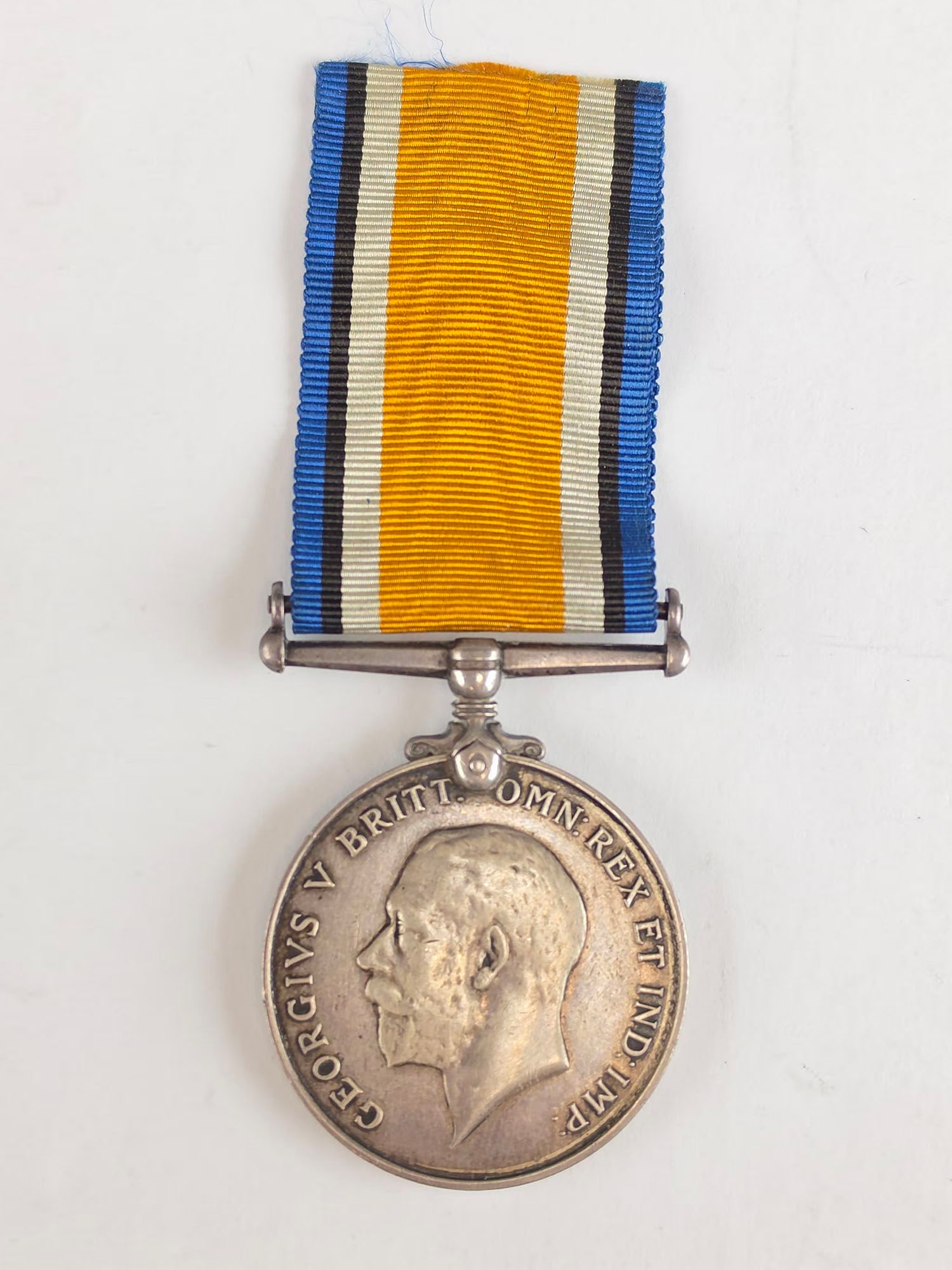 WWI BRITISH STERLING SILVER MEDAL 1914 TO 1918: An original antique British World War I campaign medal struck in sterling silver and awarded for service during the First World War. Featuring the left profile of King George V on the obverse and Sain