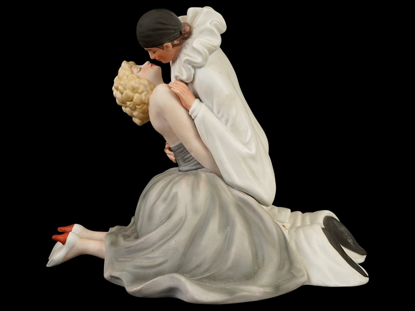 LTD PORCELAIN FIGURINE DESIGNED BY LOUIS ICART: A limited edition hand painted porcelain figurine, L Etreinte, The Embrace. Inspired by the 1926 graphic work of Louis Icart, the celebrated French artist of the Art Deco era. A composition in the tra