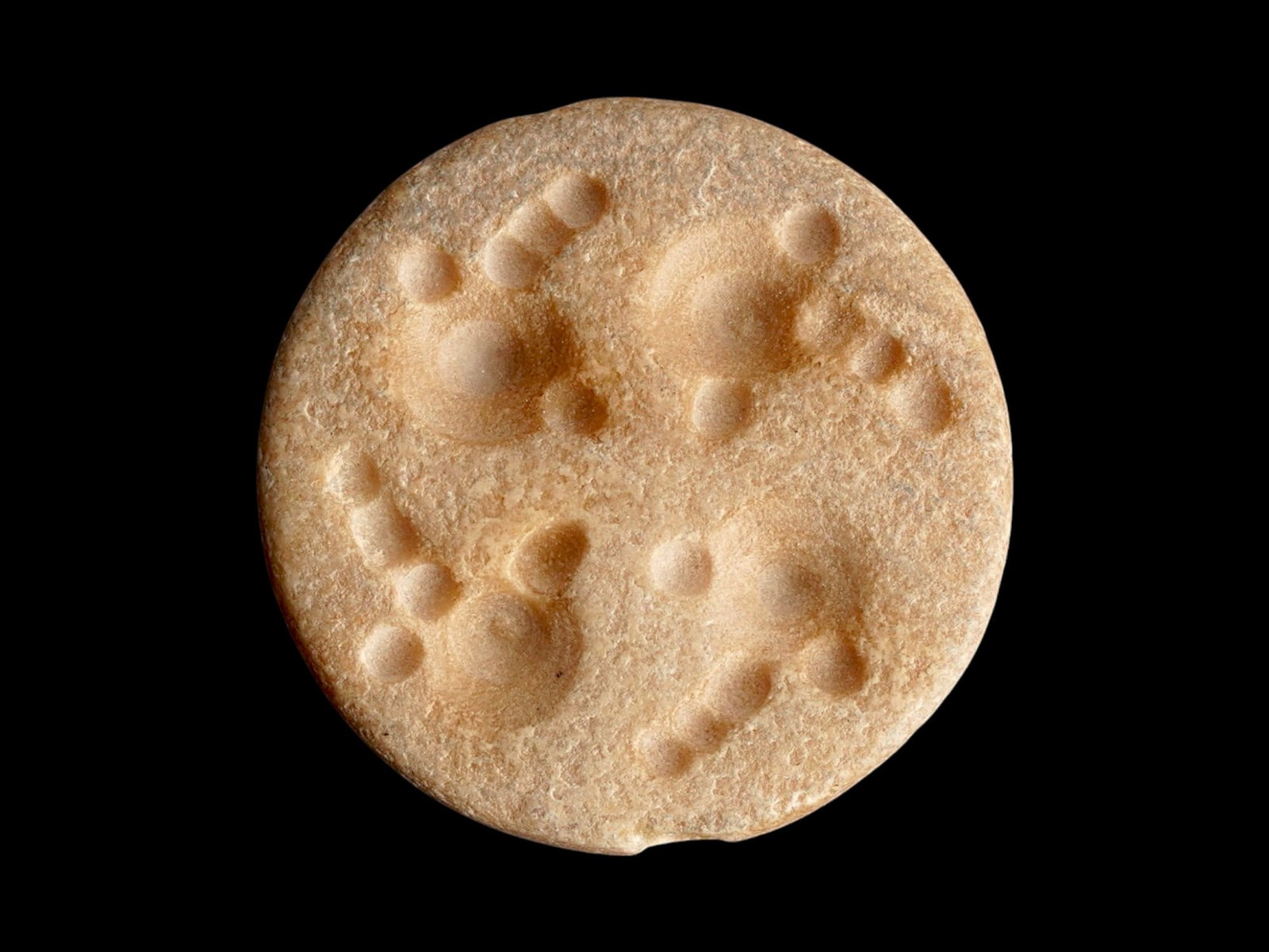 ANCIENT NEAR EASTERN BRONZE AGE MARBLE SEAL BEAD: An Ancient Near Eastern carved marble seal bead. Bronze Age, 3rd to 2nd Millenium BC. The stamp depicts four stylized birds. Historical Collectibles, Archaeological Relics, Middle East, Holy Land, Sea