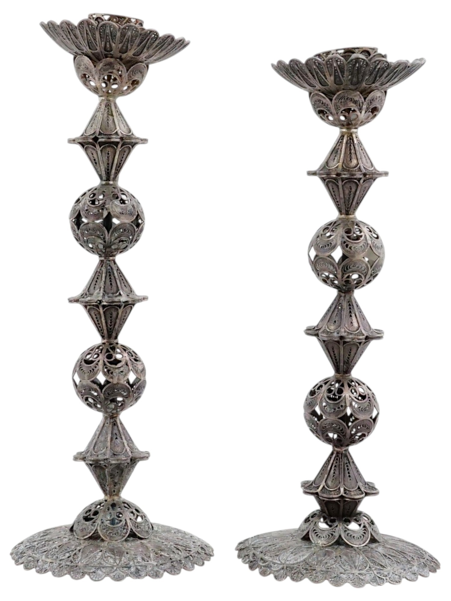 PAIR OF STERLING SILVER FILIGREE SHABBAT CANDLESTICKS: A pair of matching sterling silver Shabbat candlesticks. Yemenite filigree design. Unmarked. Total Weight: 284 g. Collectible Judaica, Silverware, Religious Items And Decor, Candle Holders. THI