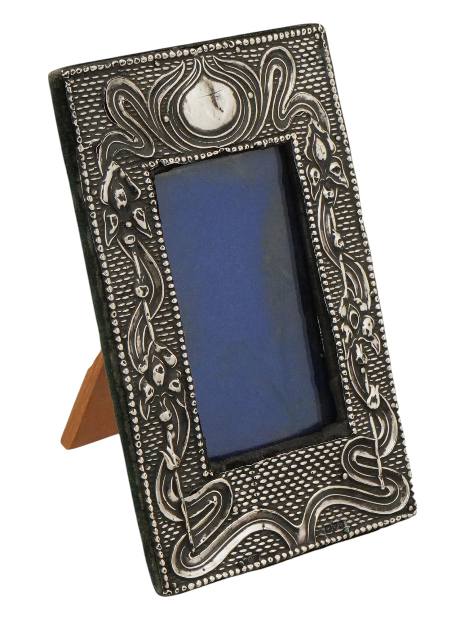 ART NOUVEAU ENGLISH STERLING SILVER PHOTO FRAME: An antique early 20th-century English standing picture frame. The piece is decorated with embossed Art Nouveau floral ornaments. Hallmarks J and RG for Joseph and Richard Griffin silversmiths, Chester