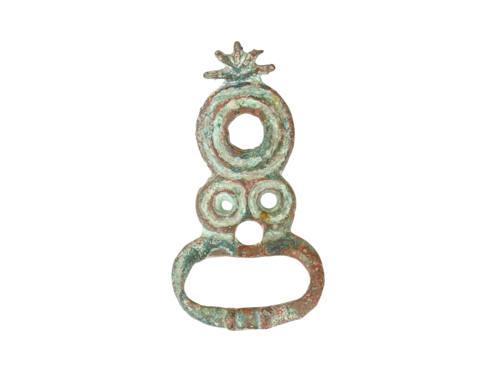 ANCIENT ROMAN BRONZE THEATRICAL MASK BELT BUCKLE: A rare ancient Roman bronze belt buckle, dating to approximately 100 to 300 AD, cast in the distinctive shape of a theatrical mask with a wide open mouth and a crown on top. Mask-form fittings were po