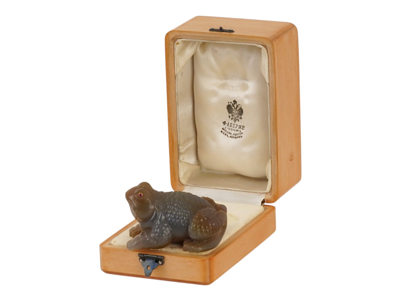 RUSSIAN CARVED AGATE TOAD FIGURINE W GOLD RUBY EYES BOX: A Russian hand carved Agate stone figurine. The figurine depicts a toad, engraved with detailed patterns and encrusted with Ruby stone eyes in Gold settings. Presented in a wooden fitted box with a cl