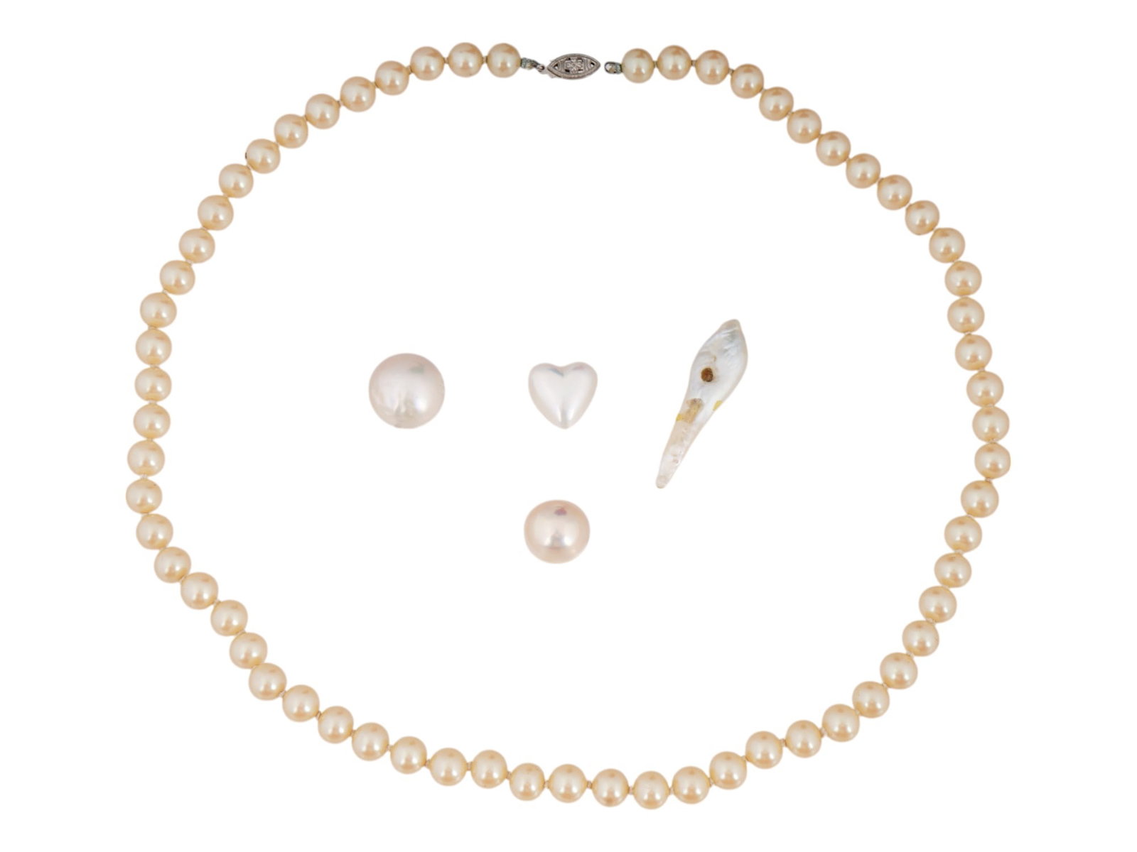 STRING OF BEIGE AND WHITE PEARL BEADS F NECKLACE: A lot of beige and white pearl beads. The string of pearls for the necklace have a rounded, slightly irregular shape. The lot is complemented by four pearls of different shapes and sizes, including tw