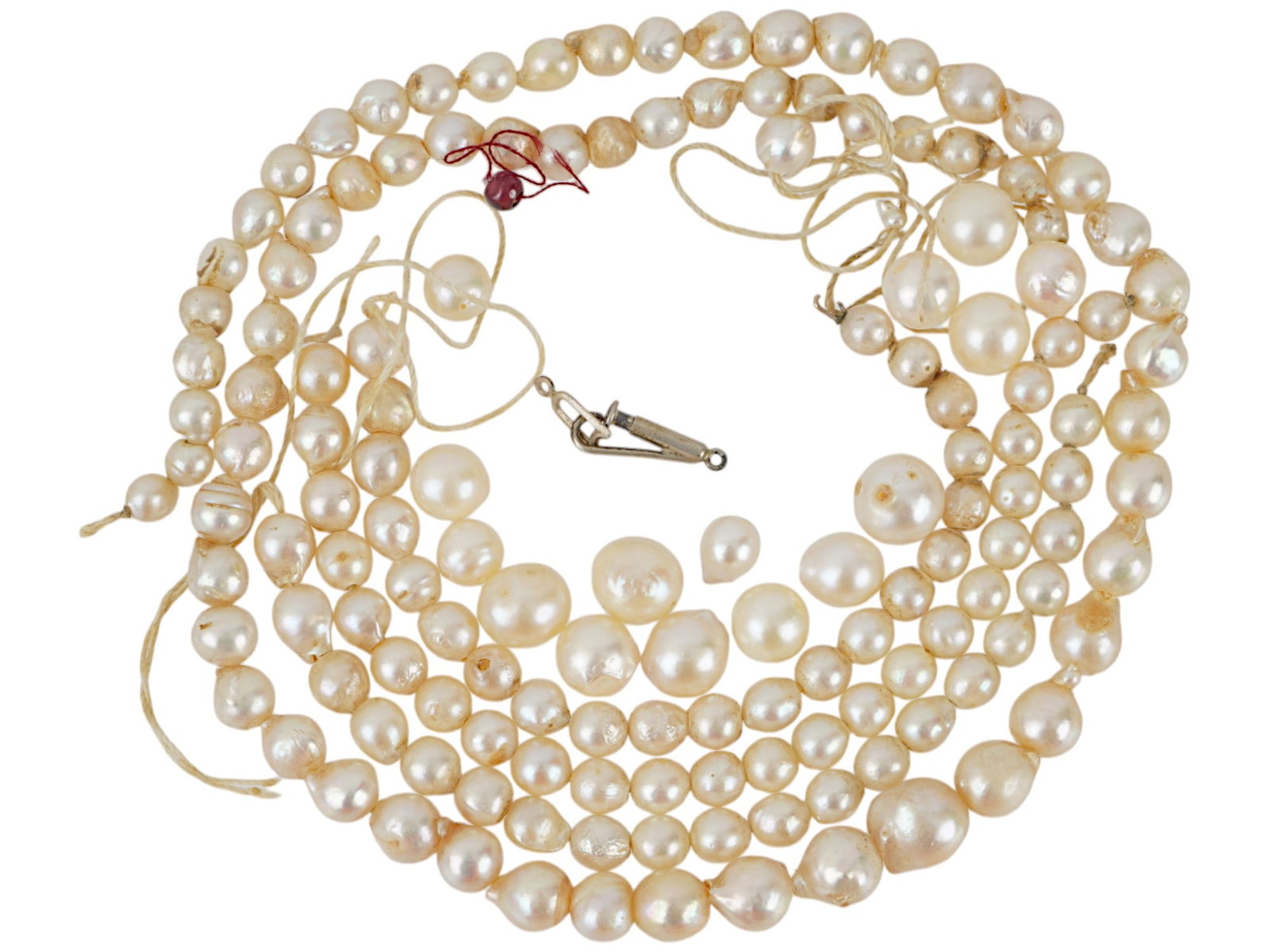 VINTAGE FRESHWATER PEARL BEADS: A lot of cultured pearl beads on strings. Various size and color shade. A total of 146 pearls. Beaded Jewelry, Freshwater Pearls. THIS LOT IS ELIGIBLE FOR A 30-DAY UNCONDITIONAL RETURN FROM TH