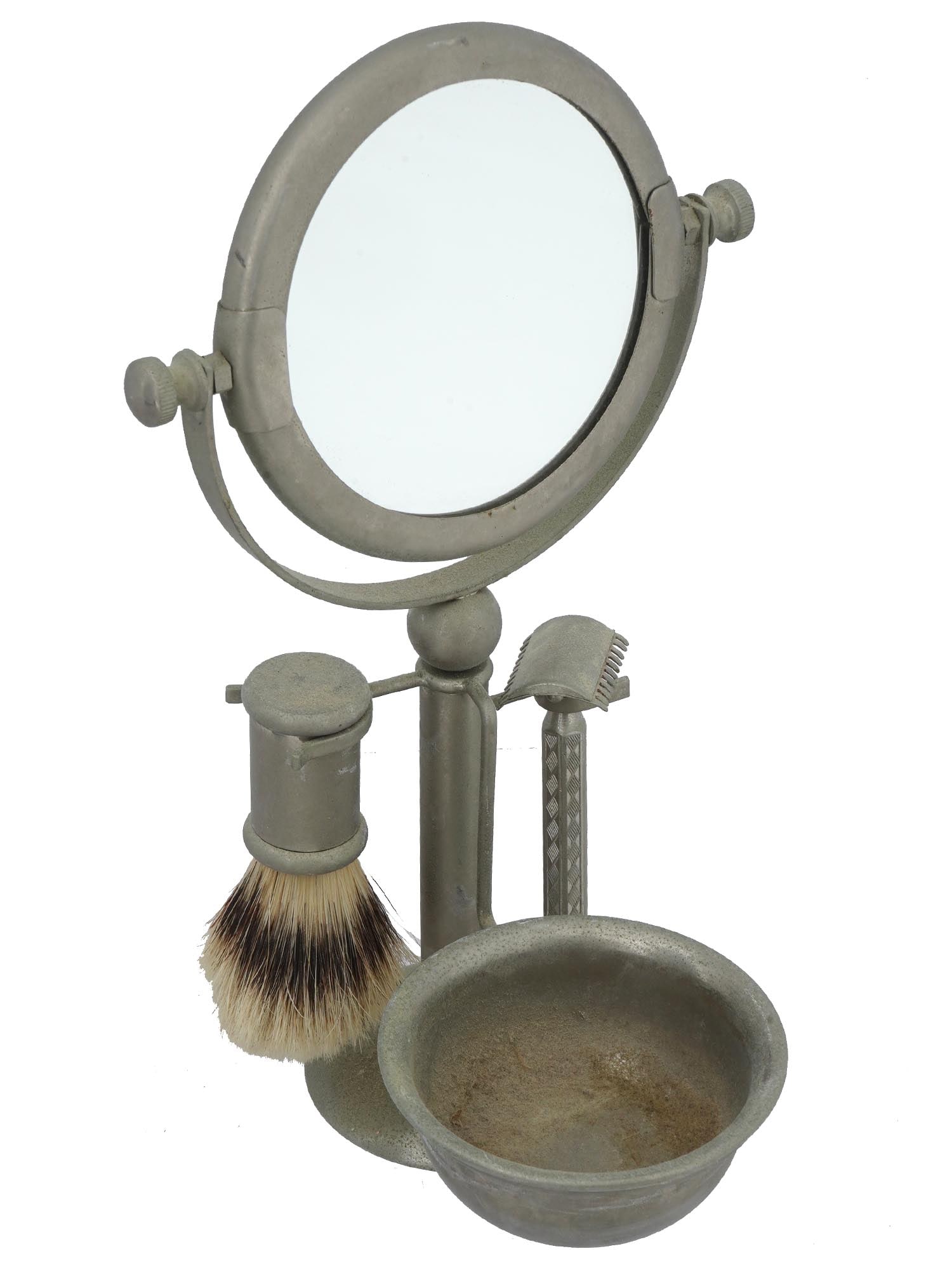 VINTAGE SHAVING SET INCL MIRROR RAZOR BRUSH AND BOWL: A vintage shaving set, consisting of several grooming tools. A round mirror mounted on a stand, adjustable with knobs on each side. Below the mirror, there is a shaving brush with natural bristles att