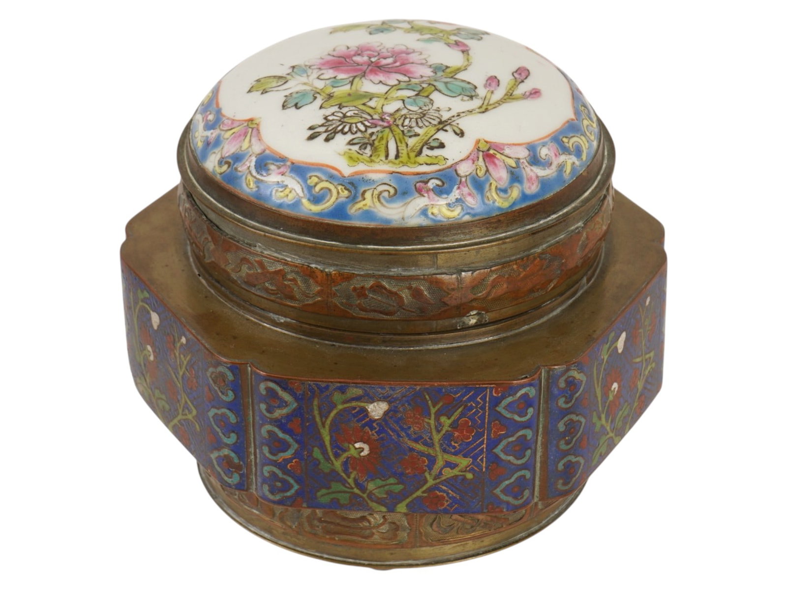 VINTAGE CHINESE PORCELAIN CLOISONNE ENAMEL BOX CENSOR: A vintage Chinese porcelain and cloisonne enamel box, crafted as a decorative trinket or ceremonial censer. The lid is centered with a hand-painted Famille Rose porcelain plaque depicting a blooming p