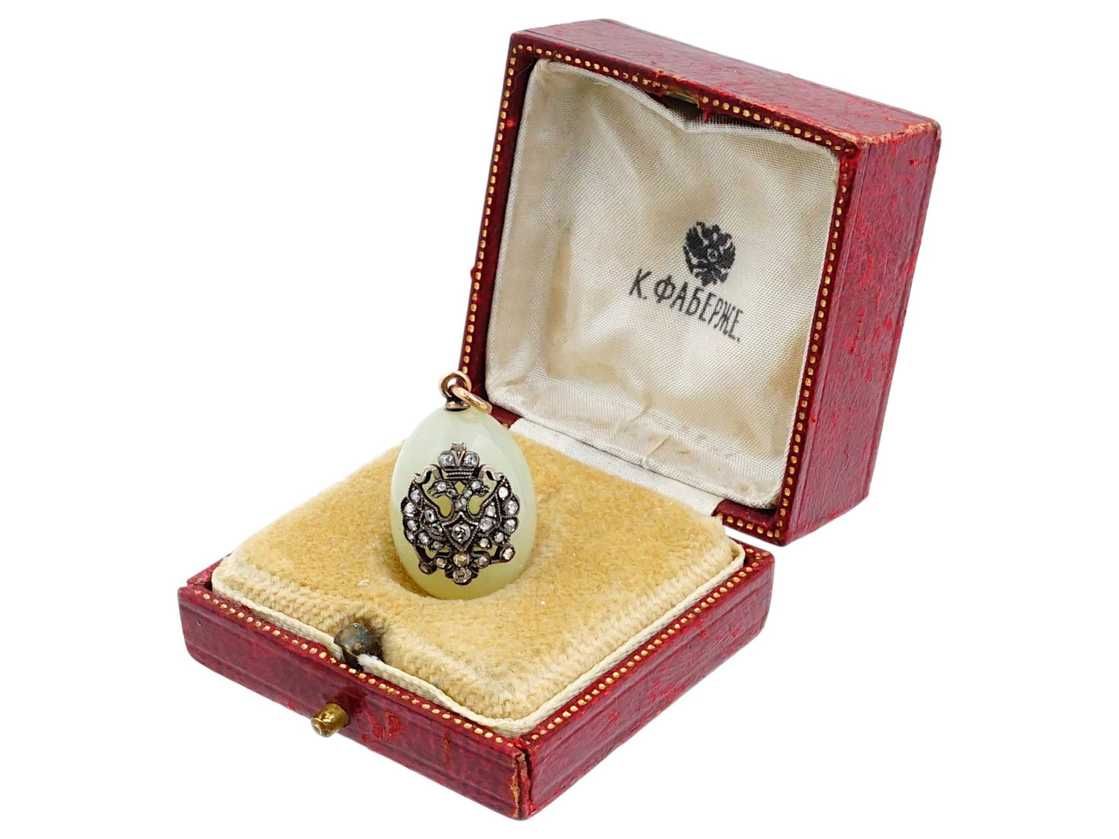 RUSSIAN GOLD SILVER CARVED BOWENITE EASTER EGG PENDANT: A Russian carved bowenite Easter egg pendant featuring a silver inlay with a diamond-set Imperial double-headed eagle emblem. Hallmarked with the manufacturer and 56 gold proof marks to the