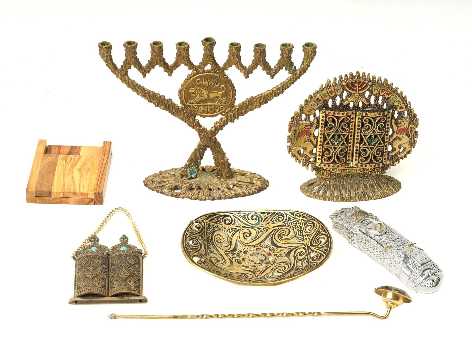 A LOT OF VINTAGE JUDAICA BRUTALIST ITEMS, 7 PCS: A collection of vintage Judaica items. Includes a a brass Hanukkah Tree Of Life dating 1971, a vintage Mid century brass Tablets of the Ten Commandments signed at the back: WAINBERG ISRAEL, a Judaica 