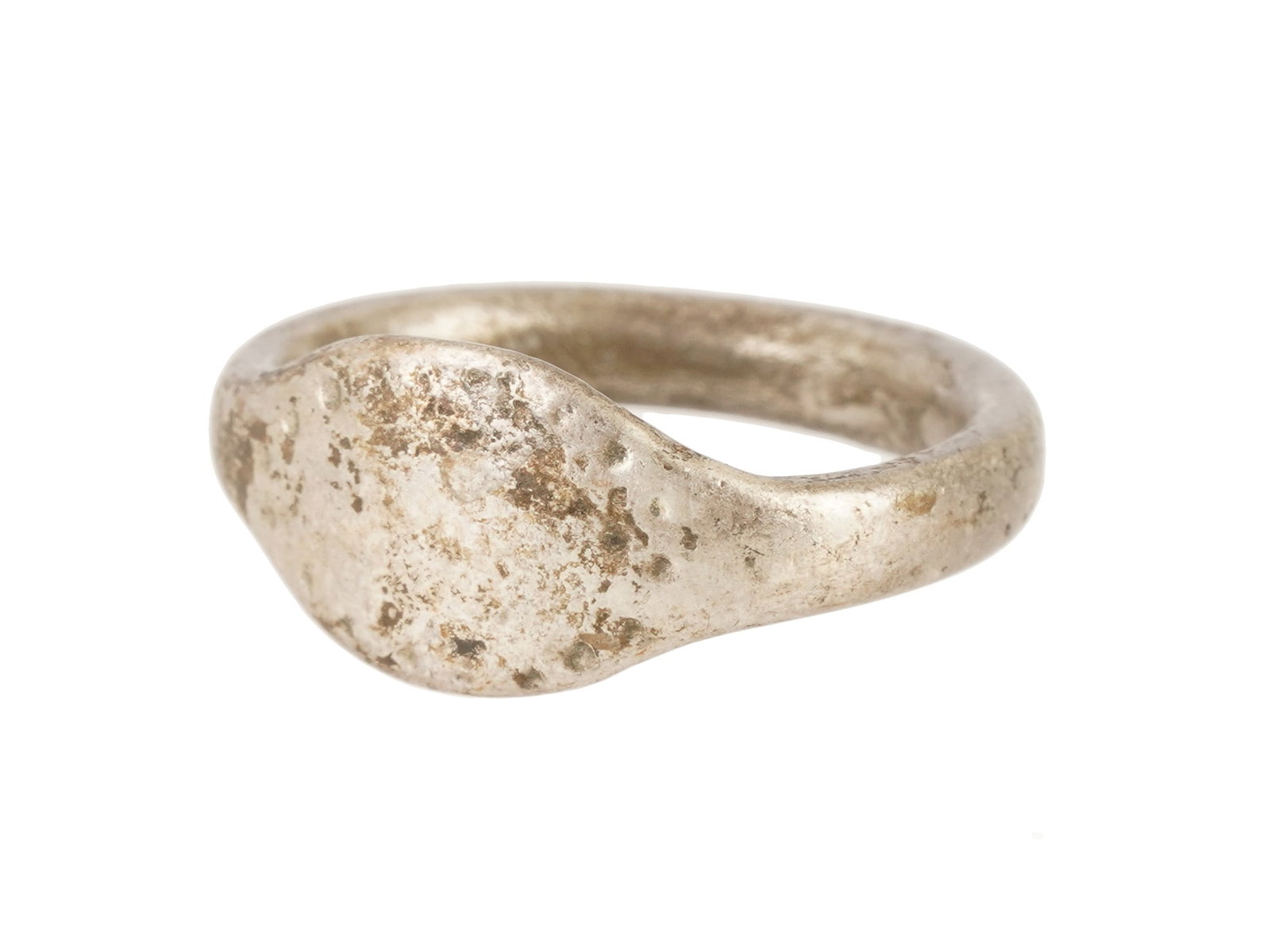 ANCIENT GRECO ROMAN SILVER SIGNET RING W EYE AGAINST EVIL: An ancient Greco Roman silver signet ring, circa 200 BC to 100 AD. Features an oval bezel engraved with a stylized dotted eye. This apotropaic motif was commonly utilized in antiquity as a protective 