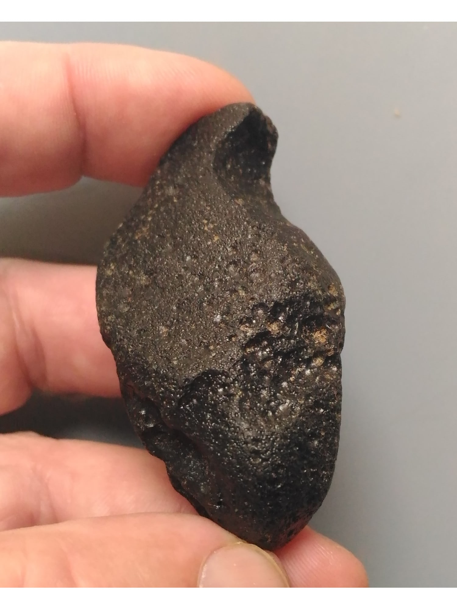 BIG PHILIPPINITE TEKTITE: Big, odd shaped sculptural philippinite tektite. Glossy & perfect. Weight: 40 grams. Origin: Paracale, Camarines Norte, Luzon, Philippines. (TE9/59) THIS LOT QUALIFIES FOR A 30-DAY UNCONDITIONAL