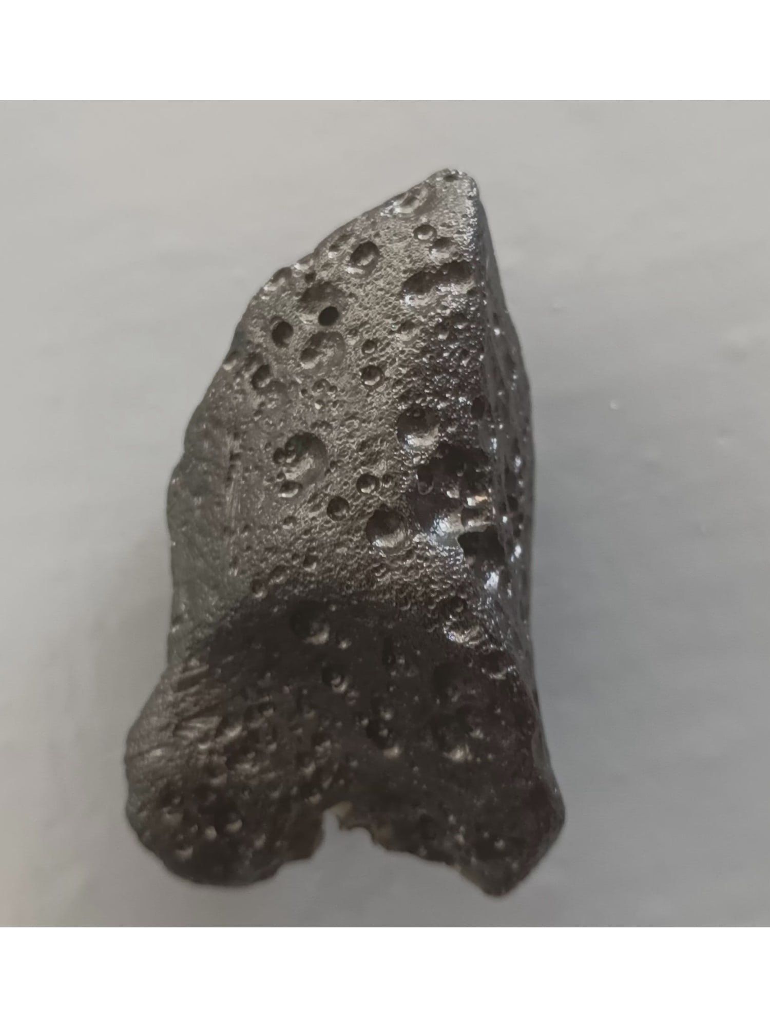 TEKTITE - FROM METEORITE IMPACT: Big arrow shaped philippinite tektite with deep grooves and pits. Weight: 32 grams. Origin: Paracale, Camarines Norte, Luzon, Philippines. (TE9/8) THIS LOT QUALIFIES FOR A 30-DAY UNCONDITIONAL