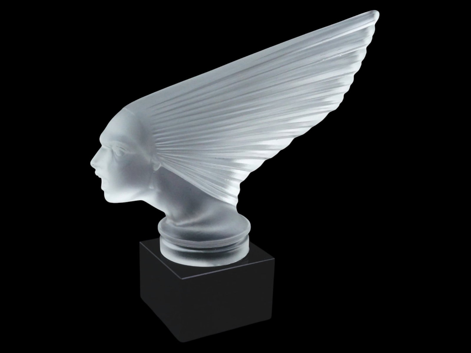 VINTAGE FRENCH RENE LALIQUE CRYSTAL FIGURE VICTOIRE (1 of 8)