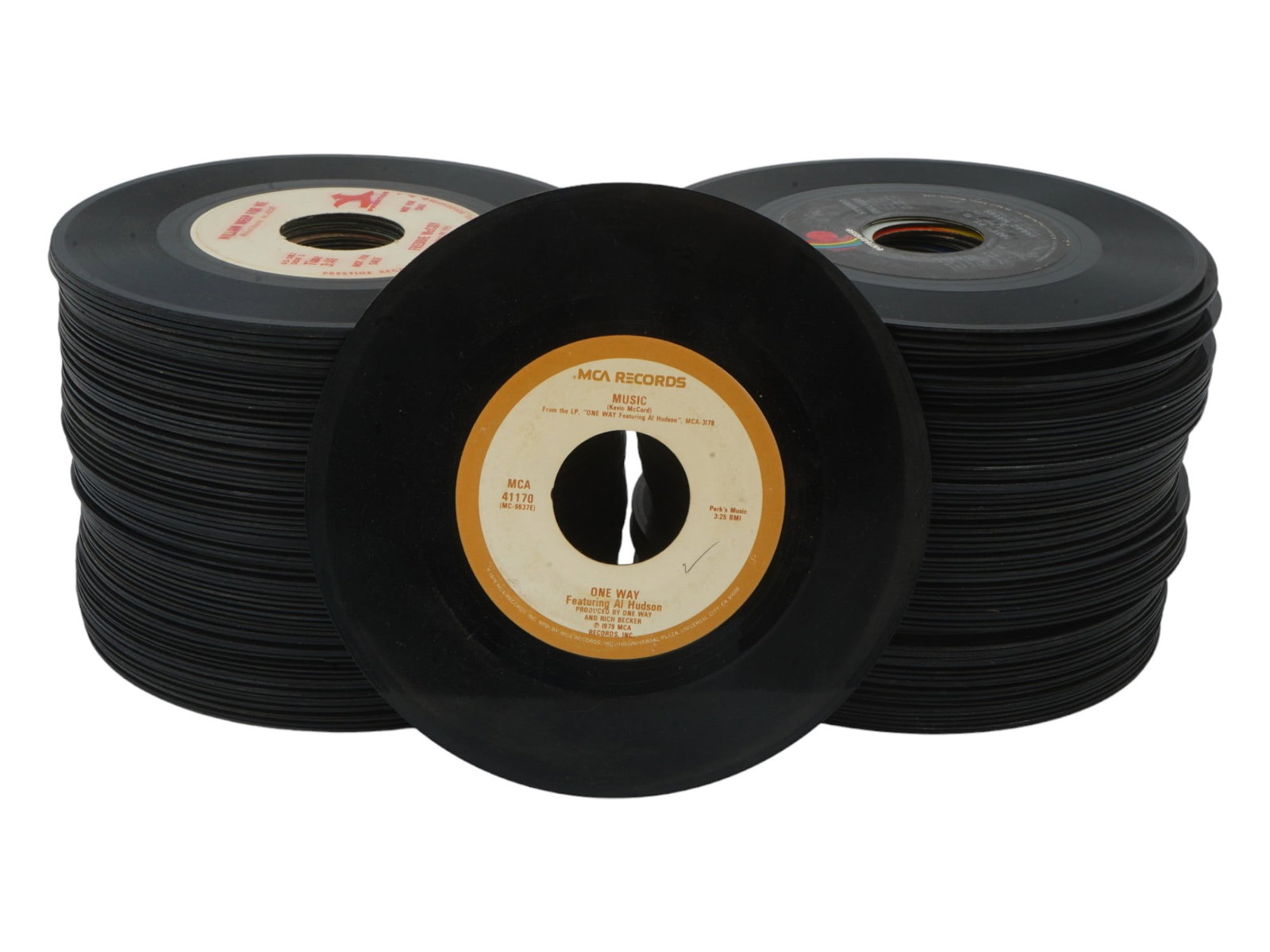 VINTAGE AMERICAN 7 INCH VINYL RECORDS WITHOUT SLEEVES: A large lot of vintage American 7-inch vinyl records from the 1970s, commonly known as 45s for their play speed. These records come without sleeves and represent a classic slice of 70s music history.