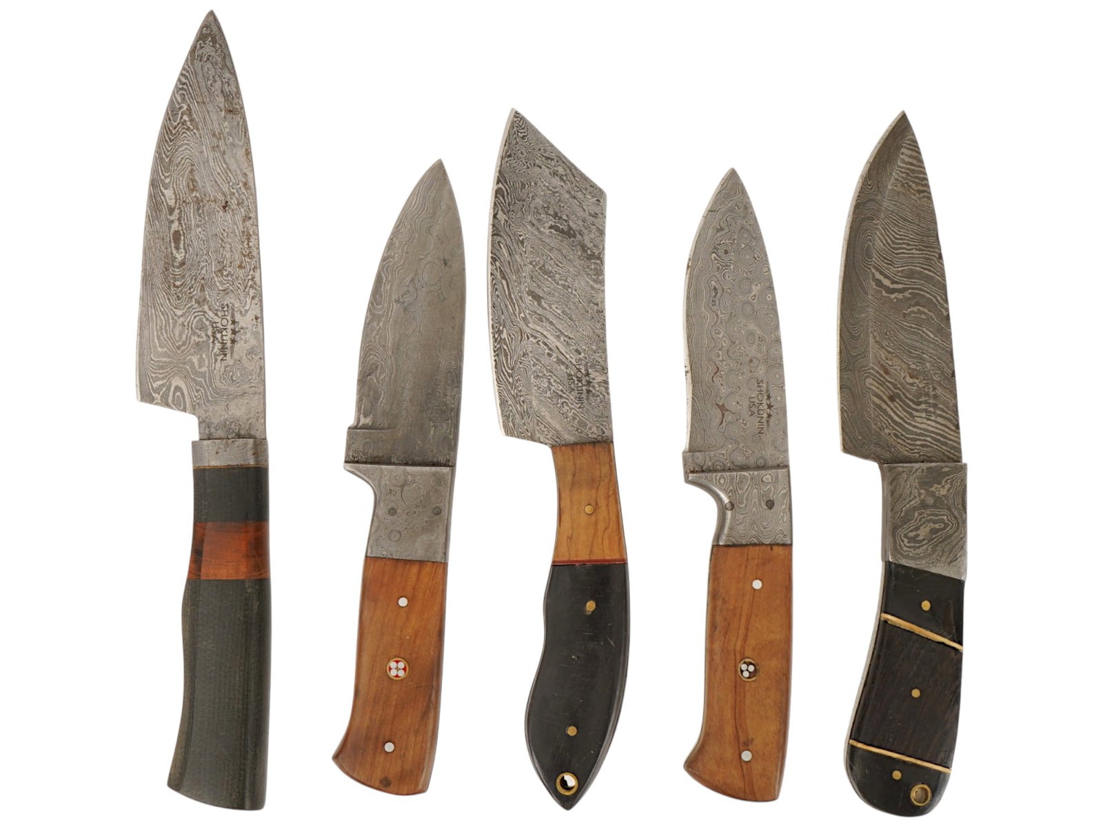 COLLECTION OF FIVE VINTAGE DAMASCUS STEEL KITCHEN KNIFE: A vintage 5-piece Damascus steel kitchen knife set featuring hand-forged blades with distinctive flowing wave patterns and ergonomic multi-toned wooden handles. The collection includes a chef knife, u