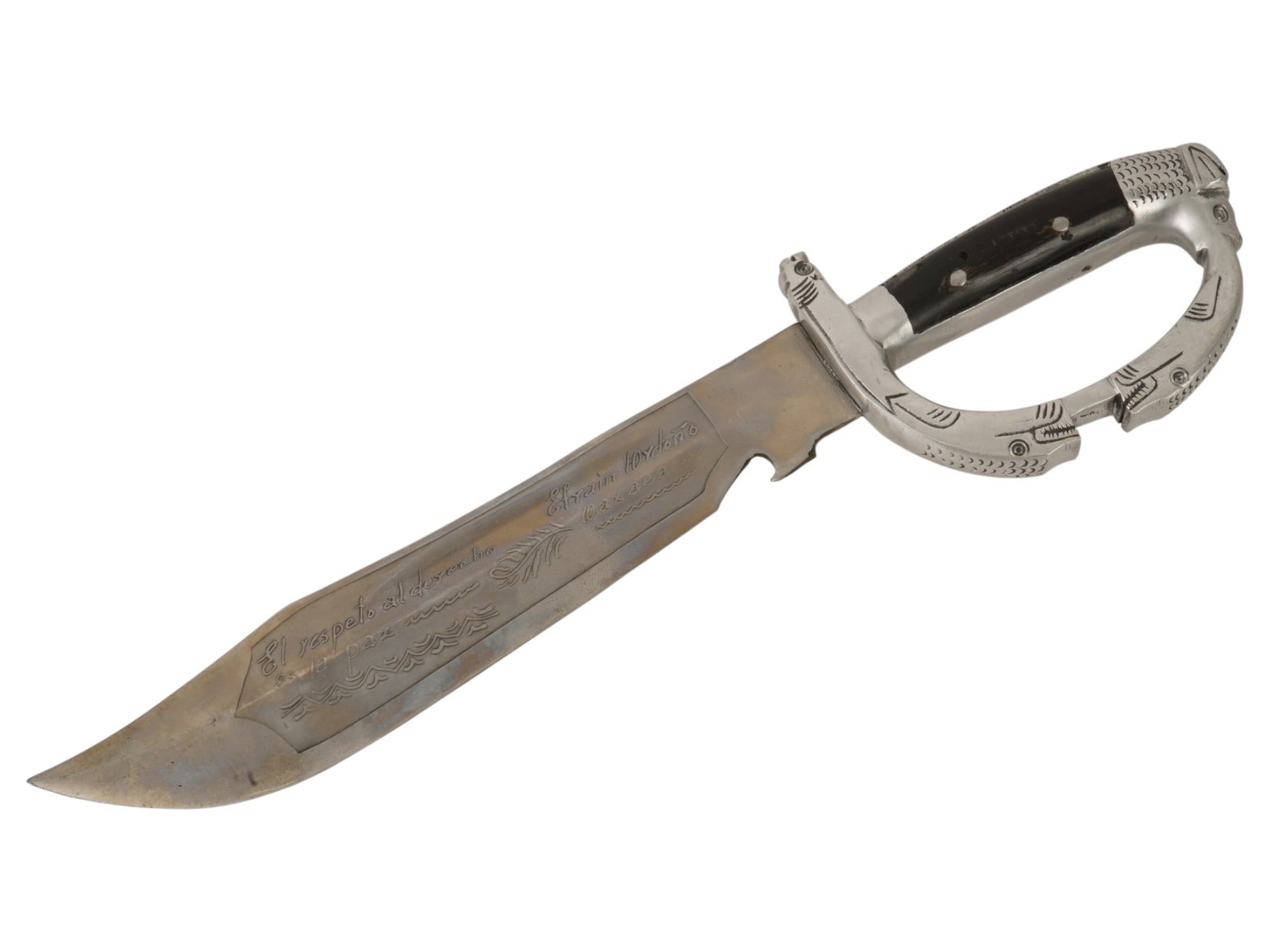 VINTAGE MEXICAN OAXACA SOUVENIR BOWIE KNIFE: A vintage Mexican Bowie-type knife. The blade is acid-etched. Obverse: quote by Benito Juarez, El respeto al derecho ajeno es la paz, Respect for the rights of others is peace, and signature Efrain Or