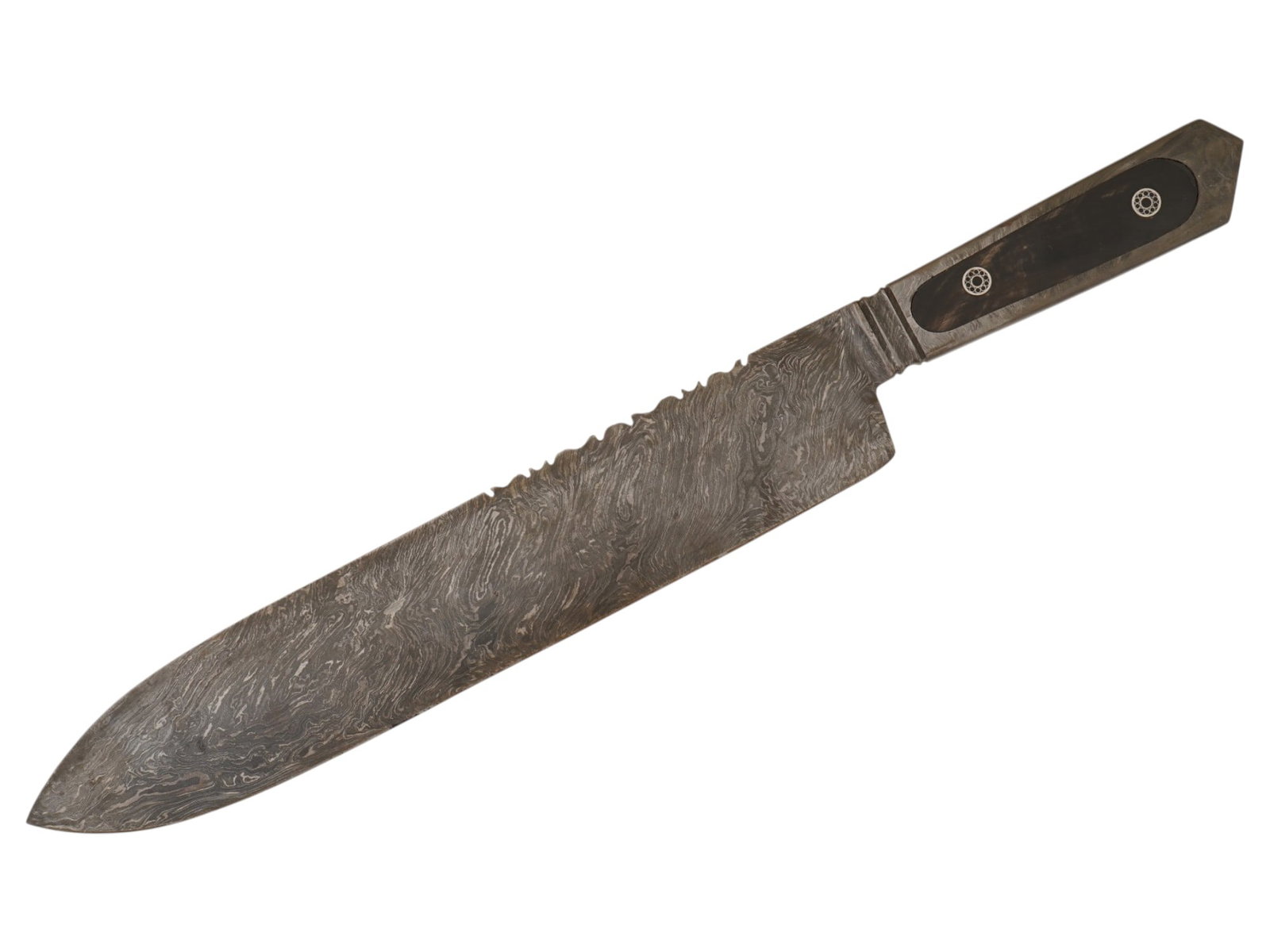 VINTAGE DAMASCUS STEEL CHEFS KNIFE: A vintage chef's knife made of fine Damascus steel. Figurative blade backing. Ornamented handle screws. Unmarked. Collectible Kitchen Utensils, Cutlery, Knives, Cooking. THIS LOT IS ELIGIBLE FOR A 30-