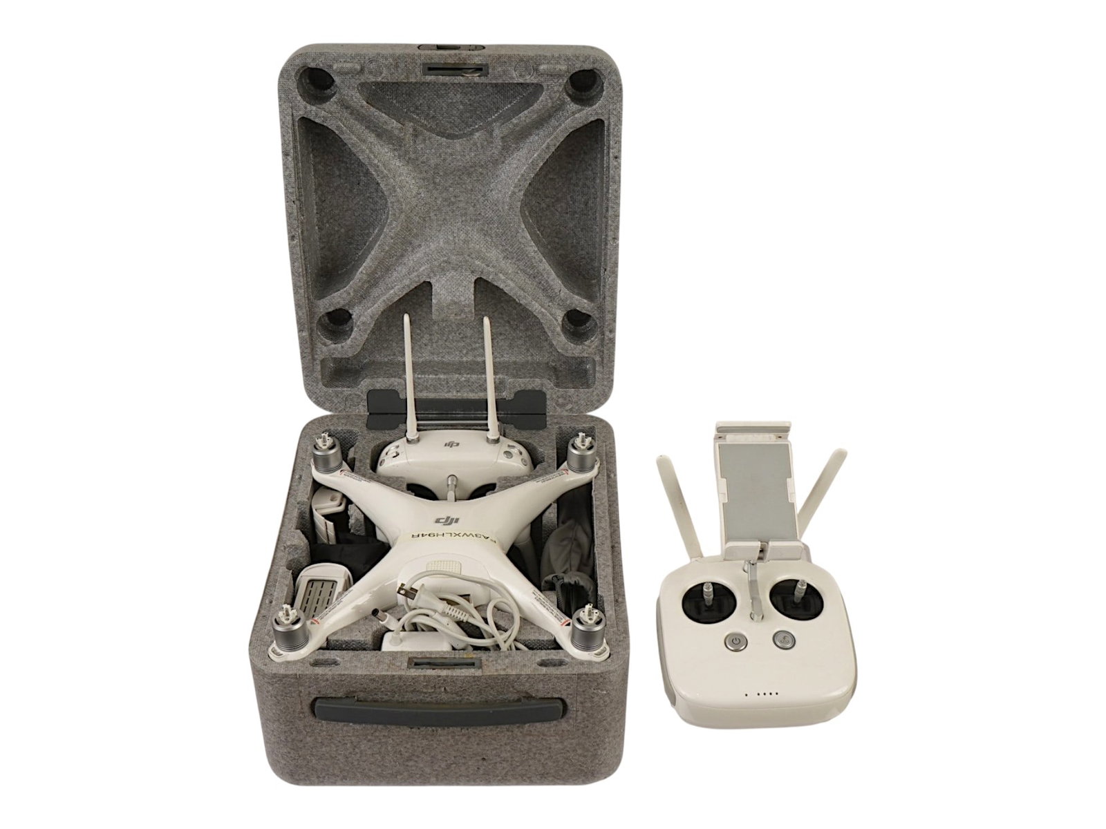 DJI PHANTOM 4 QUADCOPTER WITH EXTRA CONTROL KIT (1 of 17)