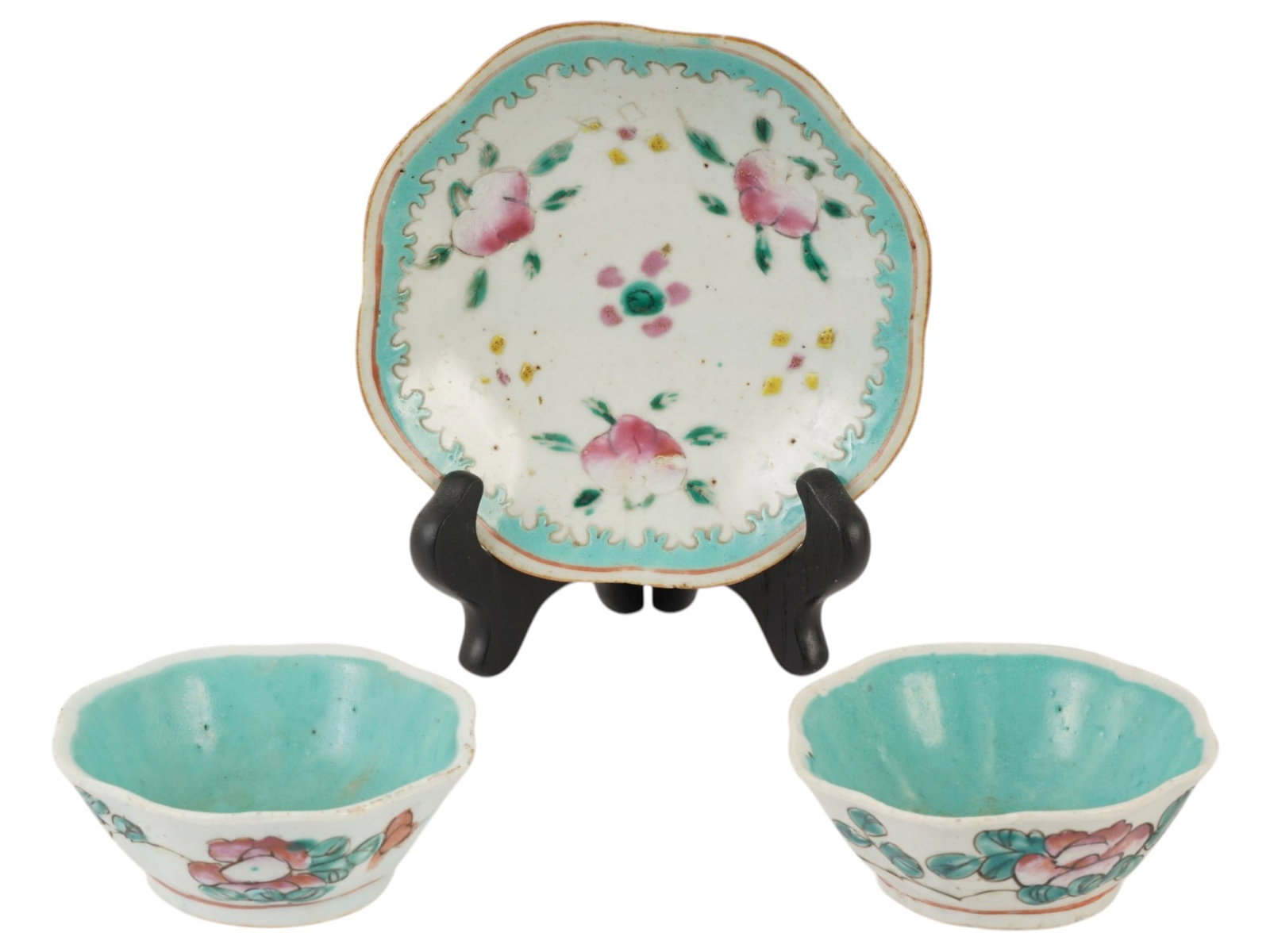 VTG CHINESE REPUBLIC PERIOD PORCELAIN BOWLS AND PLATE: A group of three vintage Chinese Republic period porcelain items, two bowls and one plate with a stand, executed in the Famille Rose style. Each piece features scalloped rims, turquoise-glazed interio
