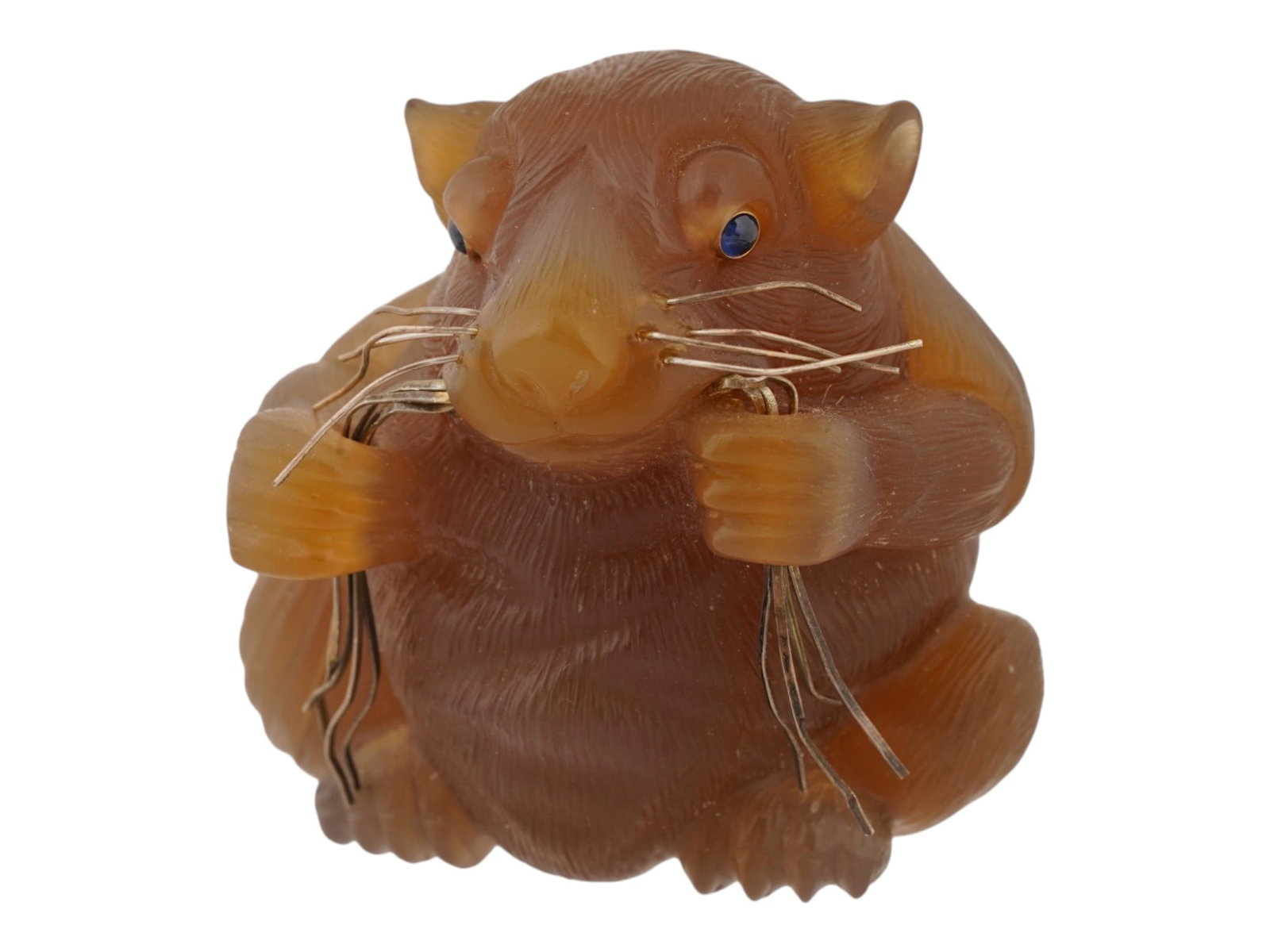 RUSSIAN CARVED AGATE GOLD SAPPHIRE FIGURE OF A DORMOUSE: A Russian carved agate figurine of a dormouse. Sapphire cabochon eyes in gold fittings, gold whiskers. Fine texture details. Unmarked. Collectible Russian Jewelry And Decor.Total weight: 100.45 g. THI