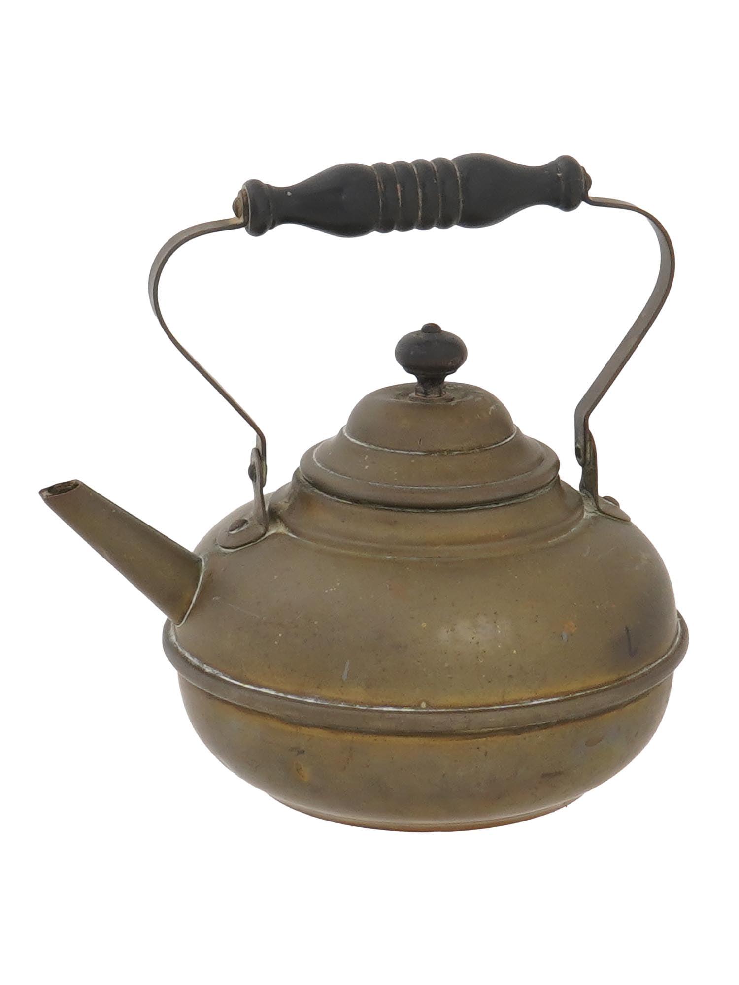 ANTIQUE S AND C TRADE MARK LIDDED COPPER TEAPOT: An antique lidded copper teapot, fitted with a black painted wooden handle. The lid sits neatly within a raised collar, and the handle is securely fastened with copper mounts. Hallmarked with the S an