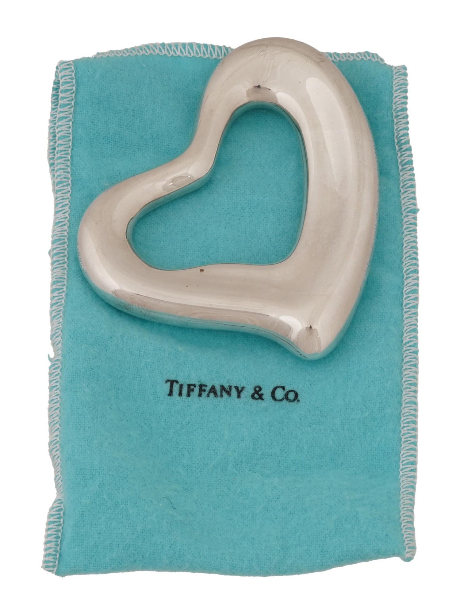 ELSA PERETTI TIFFANY CO ST SILVER HEART BELT BUCKLE: A vintage elegant Tiffany and Co. 925 sterling silver belt buckle in the form of an evocative Open Heart, designed by Elsa Peretti. Marked with Tiffany and Co., Italy, Sterling, 1975. The item comes i