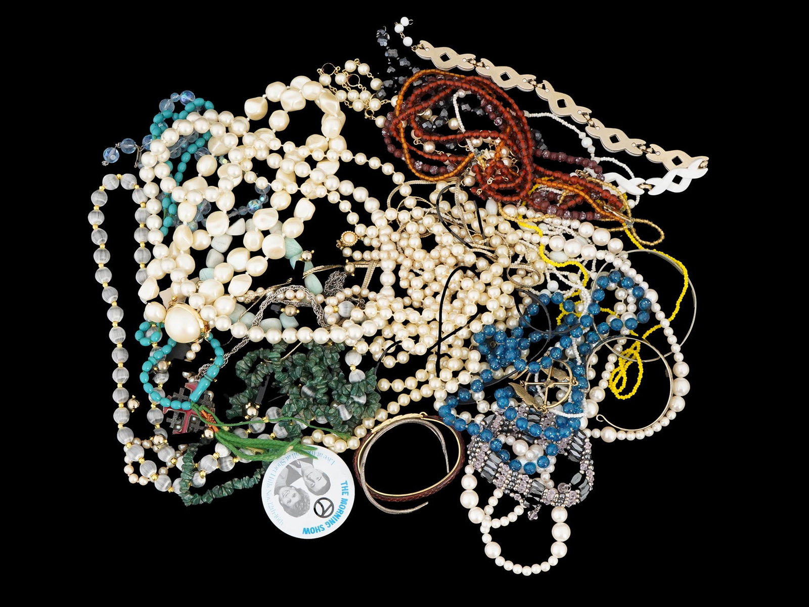LOT OF VINTAGE BEADED NECKLACES AND BRACELETS: A large lot of vintage costume jewelry. The lot includes beaded necklaces, chains, and bracelets. Vintage Jewelry And Fashion Accessories. THIS LOT IS ELIGIBLE FOR A 30-DAY UNCONDITIONAL RETURN FROM T