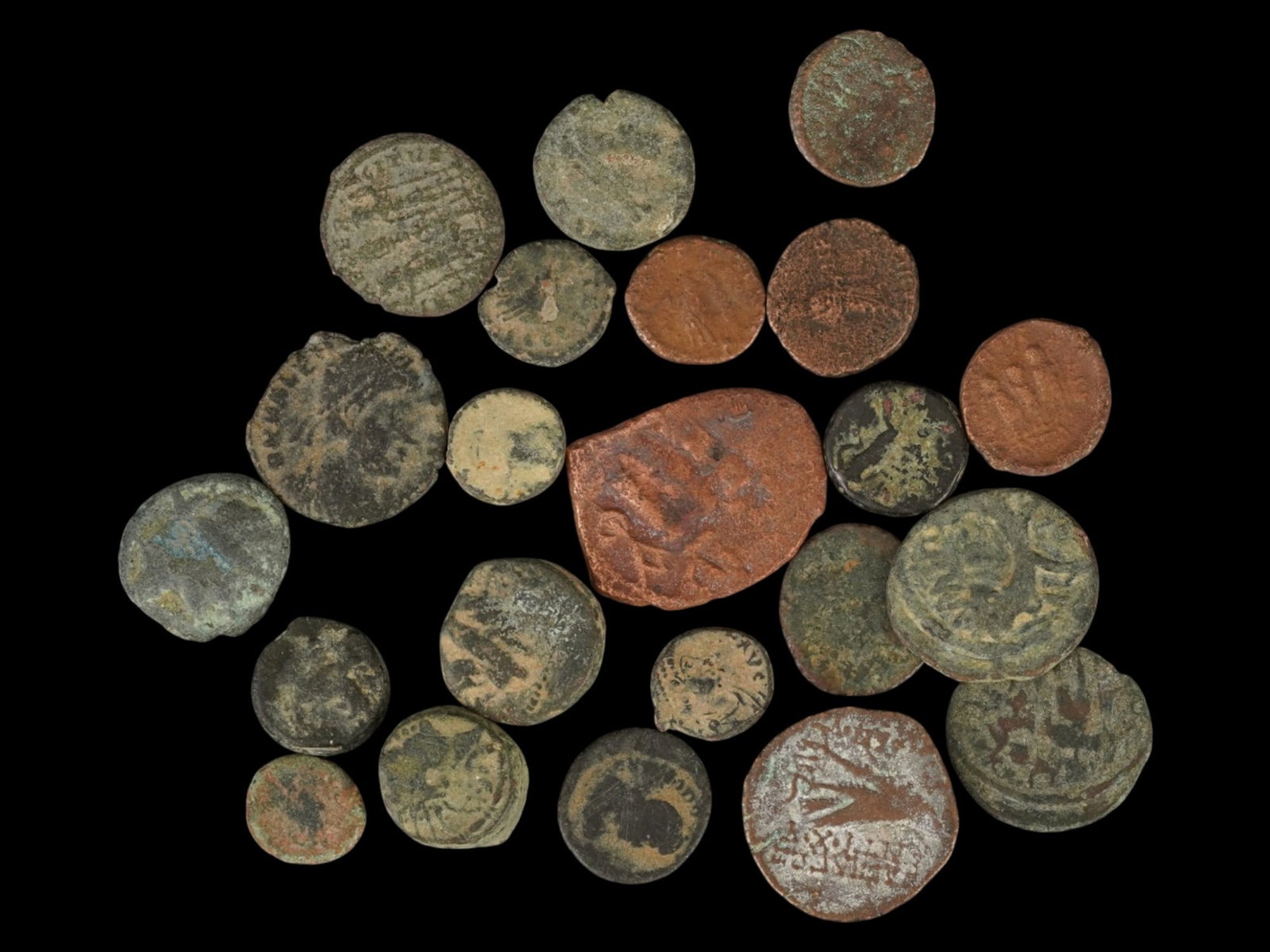 LOT OF ANCIENT GRECO-ROMAN AND BYZANTINE BRONZE COINS: A lot of Ancient Roman, Greek, and Byzantine bronze coins. Ca. 300 BC to 500 AD. A total of 22 pieces. Historical Collectibles, Numismatics, Coins And Medals. THIS LOT IS ELIGIBLE FOR A 30-DAY UNCONDI