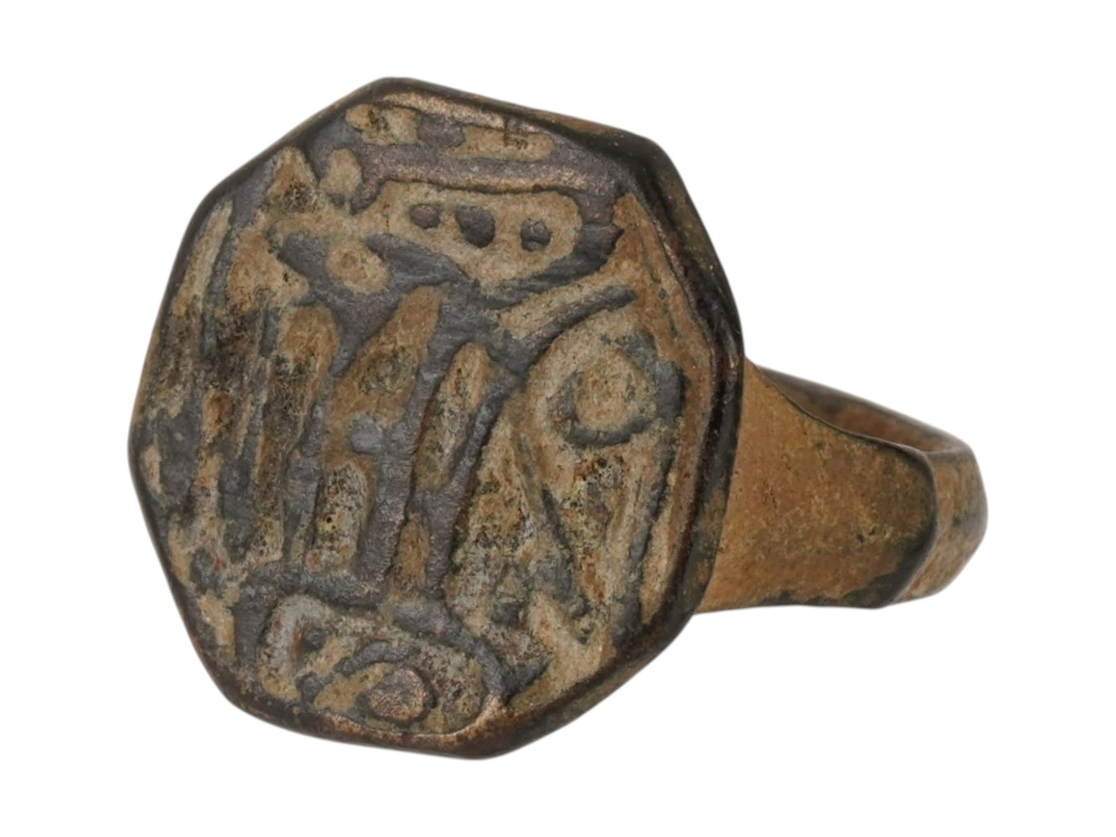 ANCIENT ISLAMIC BRONZE RING W ENGRAVED ISLAMIC SCRIPT: An ancient Islamic bronze ring, dating to approximately 600 to 900 AD. The piece features an engraved inscription in early Islamic script. Ancient Artifact And Historical Collectibles. THIS LOT IS ELI