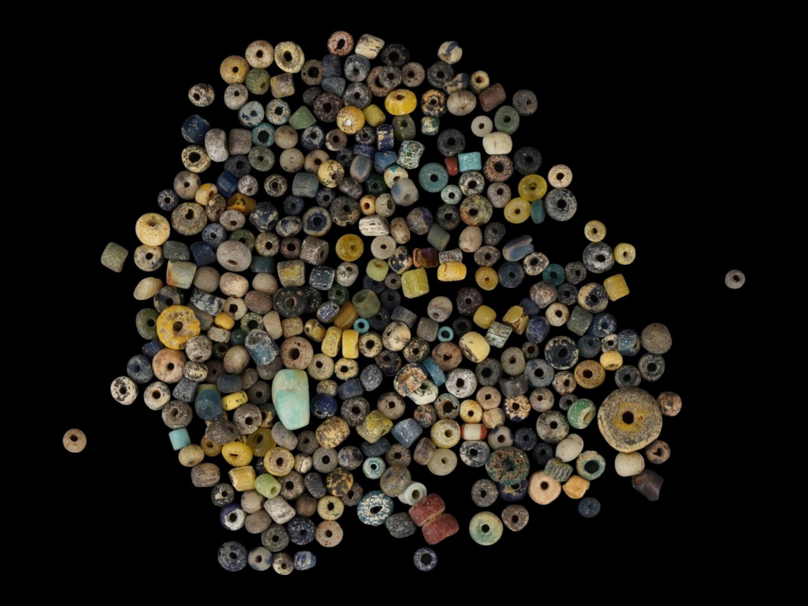 GROUP OF ANCIENT GLASS BEADS ROMAN 100 TO 300 AD (1 of 5)