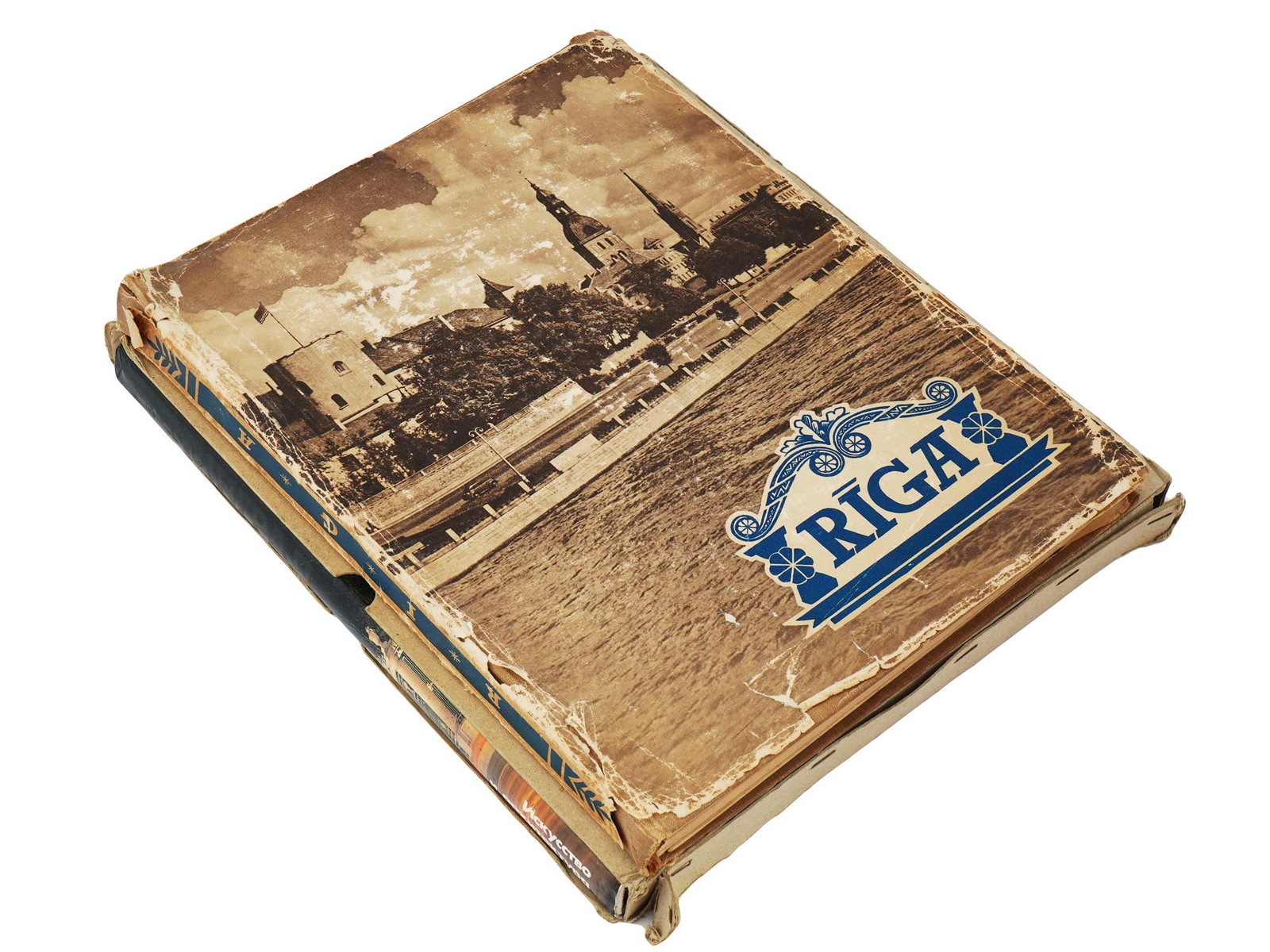 VINTAGE ILLUSTRATED ALBUM BOOKS RIGA LENINGRAD: A lot of two illustrated album books dedicated to the capital of Latvia - Riga and one of the largest cities of Russia - St. Petersburg. The first album book is called Riga. Text in Latvian. Publisher