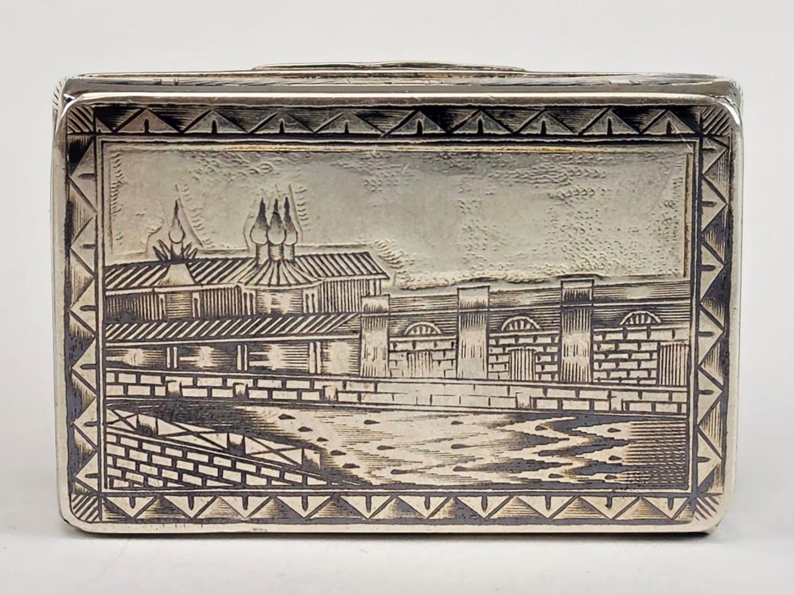IMPERIAL RUSSIAN SILVER NIELLO SNUFF BOX SIGNED: A finely crafted Russian silver snuff box. Dated first half of the 19th century. Rectangular in form, it is decorated on both sides with finely executed niello architectural views within geometric bor